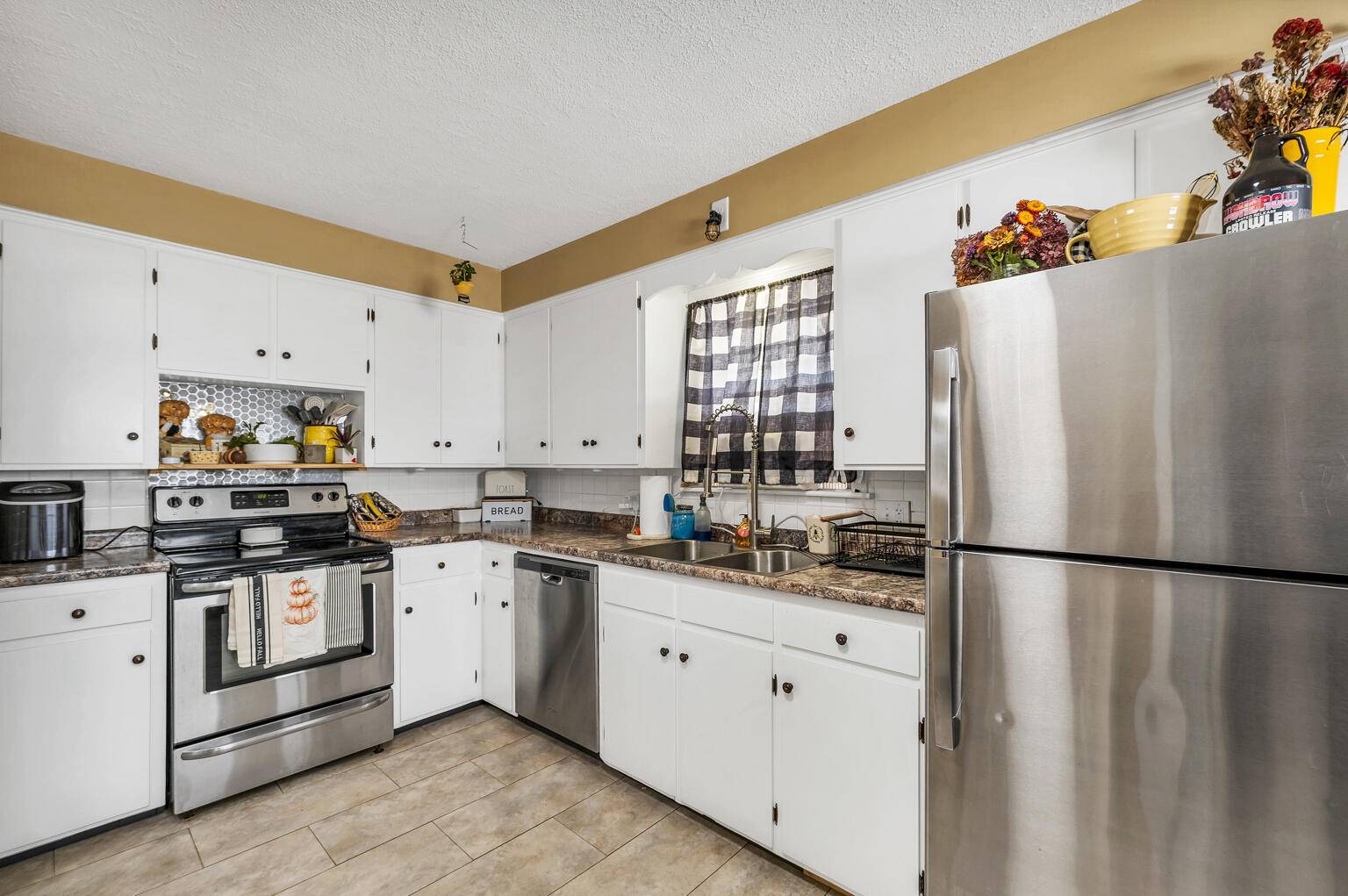 Sanford, ME 04073,28 North AVE