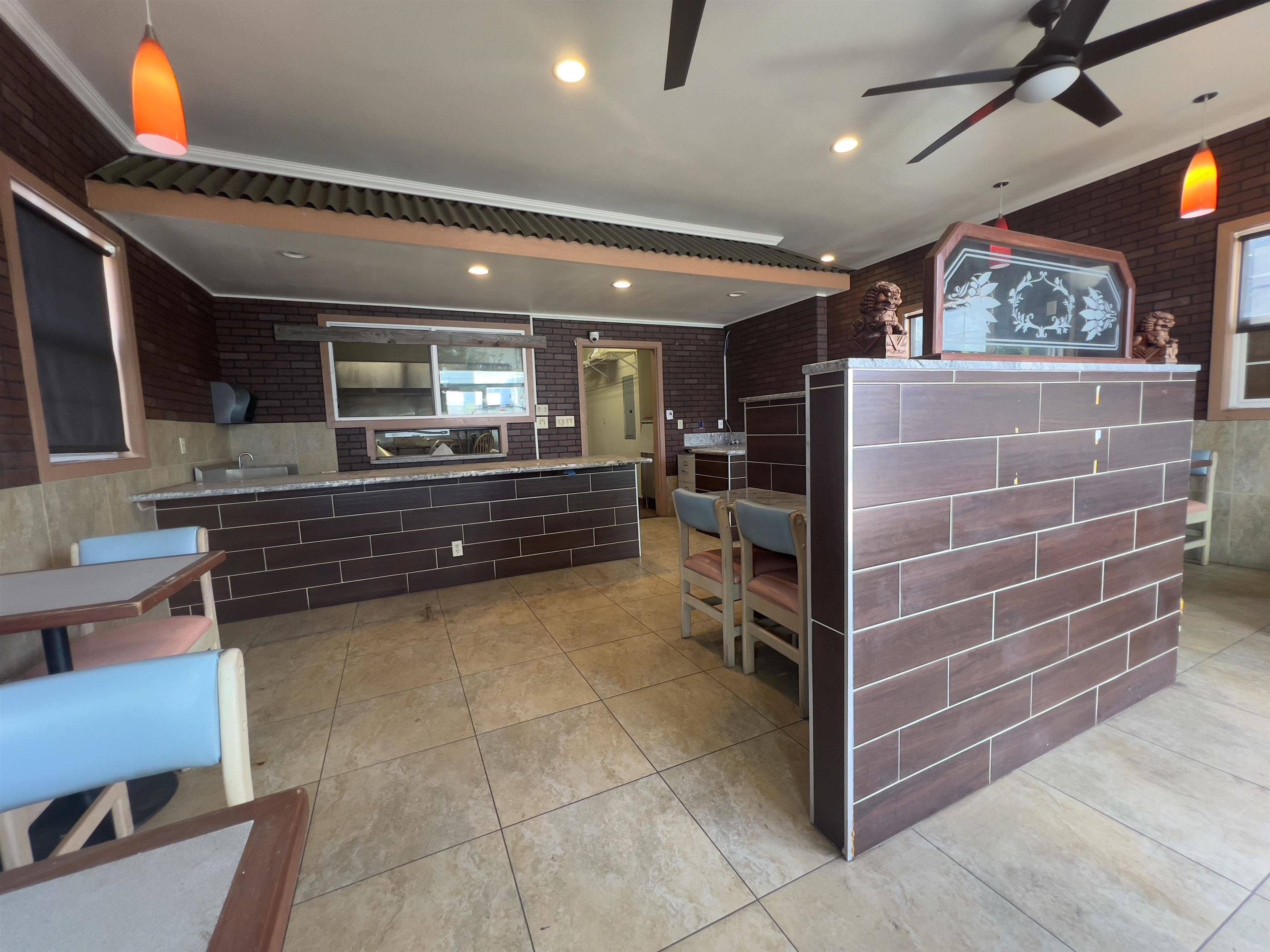 Wailuku, HI 96793,318 N Market St