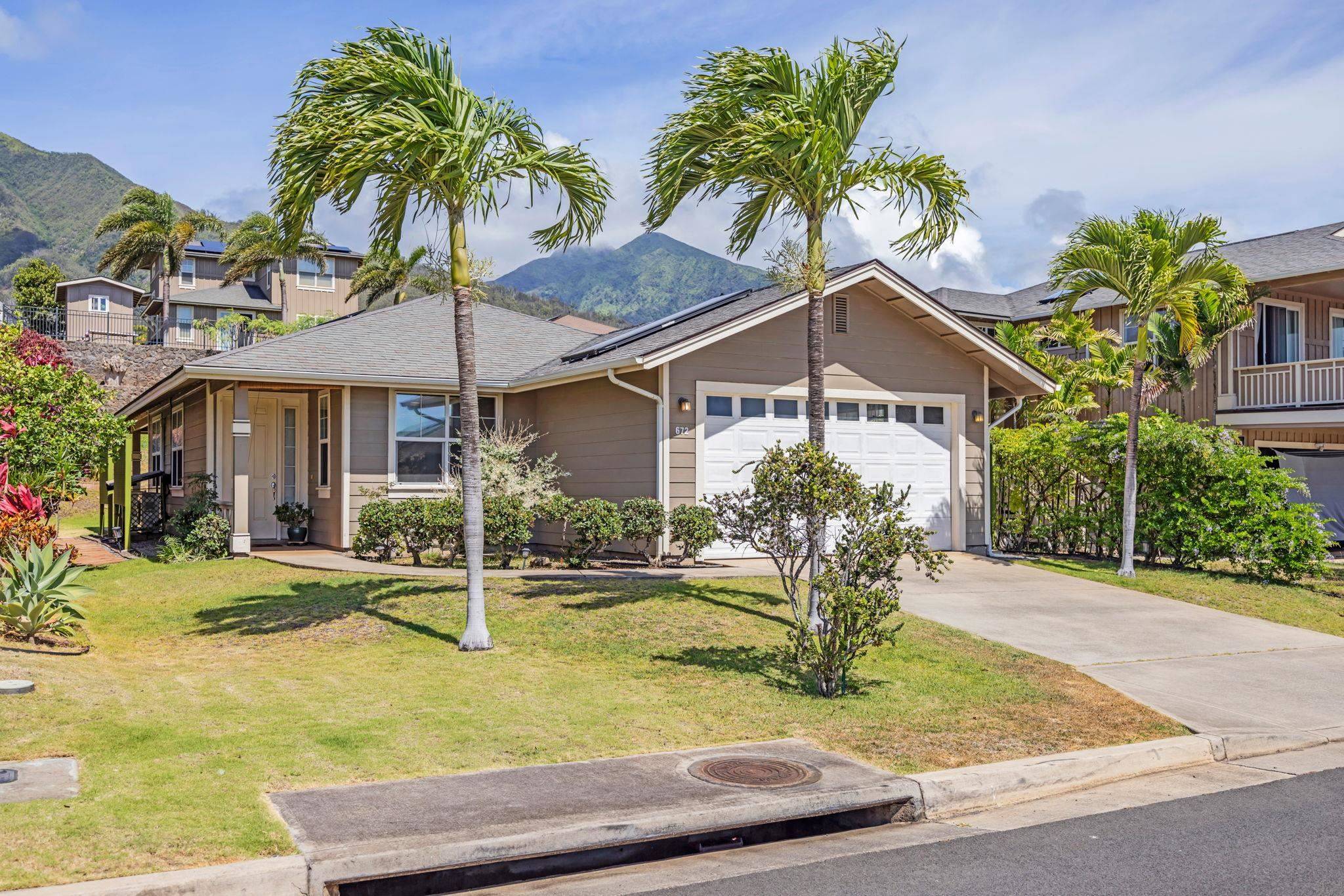 Wailuku, HI 96793,672 Komo Ohia St