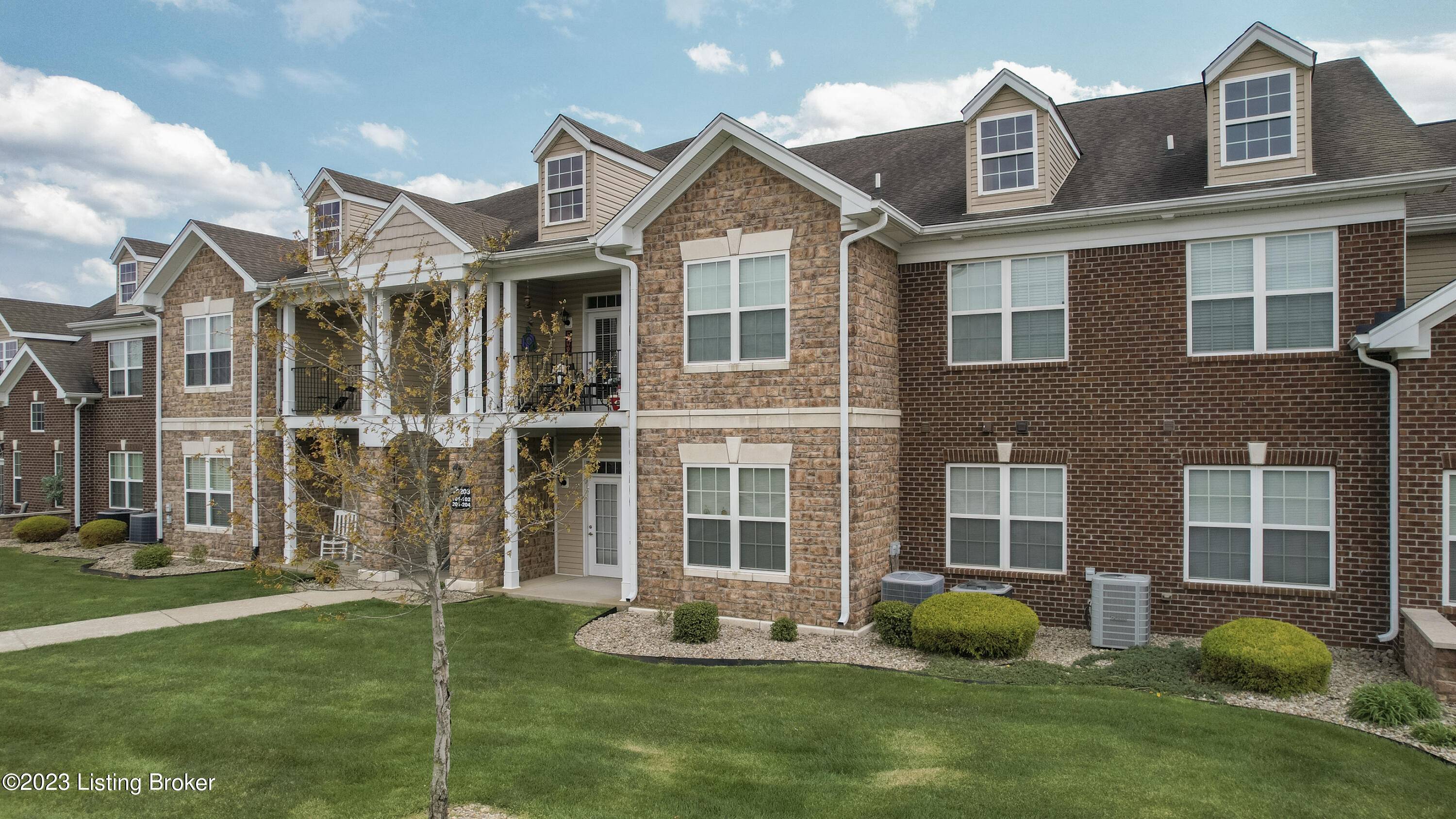 Louisville, KY 40291,10203 Lark Meadow Dr #102