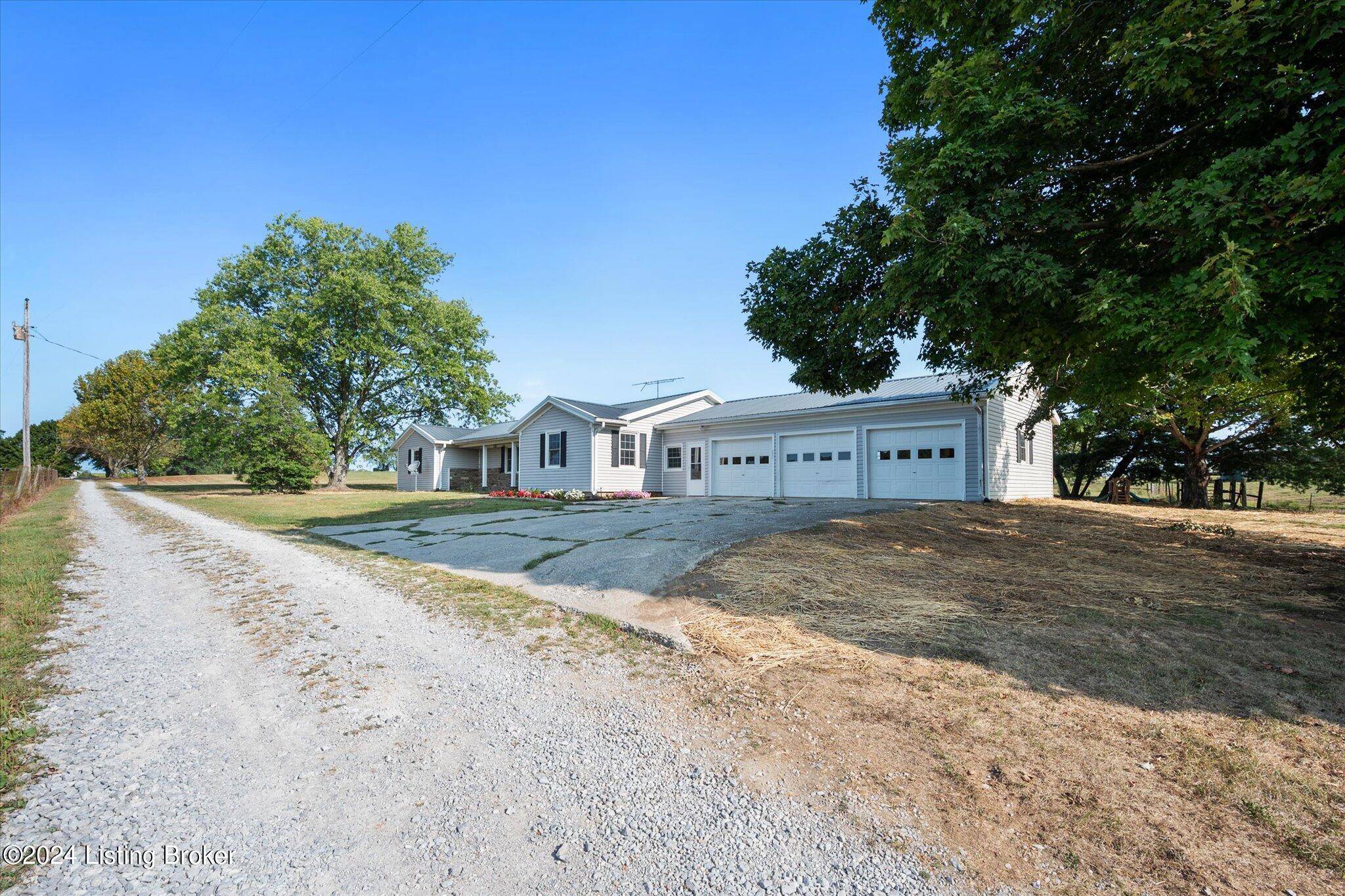 Bagdad, KY 40003,1208 Steve Wood Rd