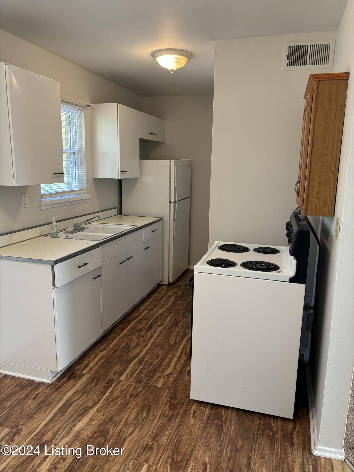 Louisville, KY 40242,9331 La Grange Rd #3
