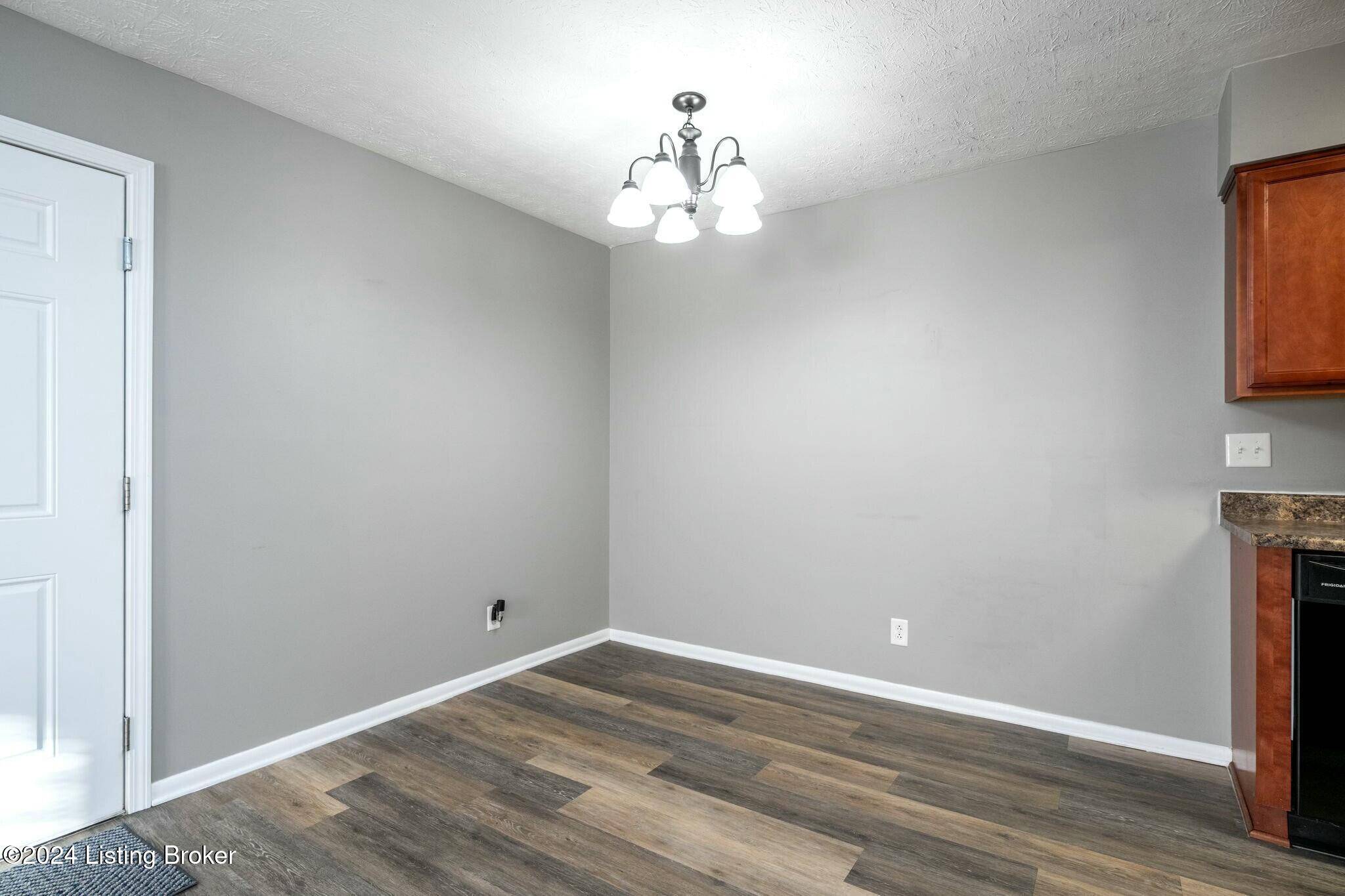 Louisville, KY 40243,210 Middletown SQ