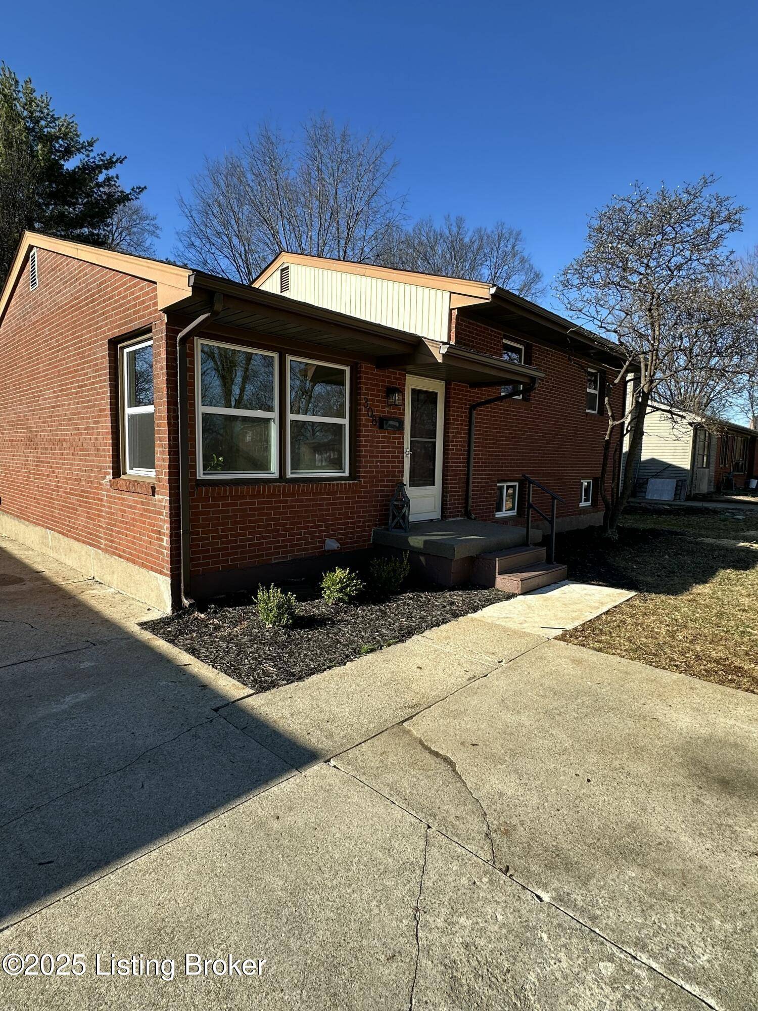 Bardstown, KY 40004,308 S 6th St