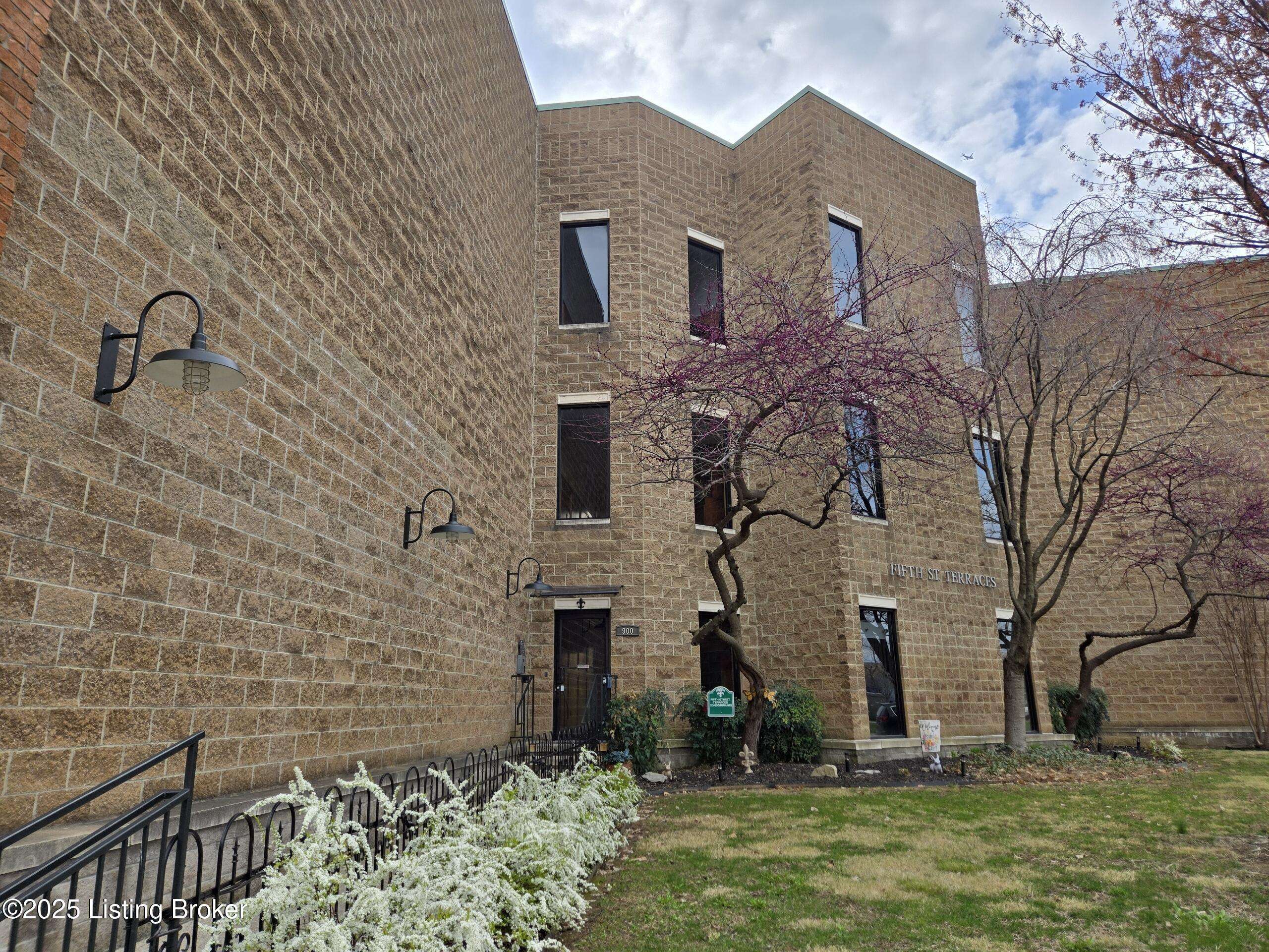 Louisville, KY 40203,900 S 5th St #304