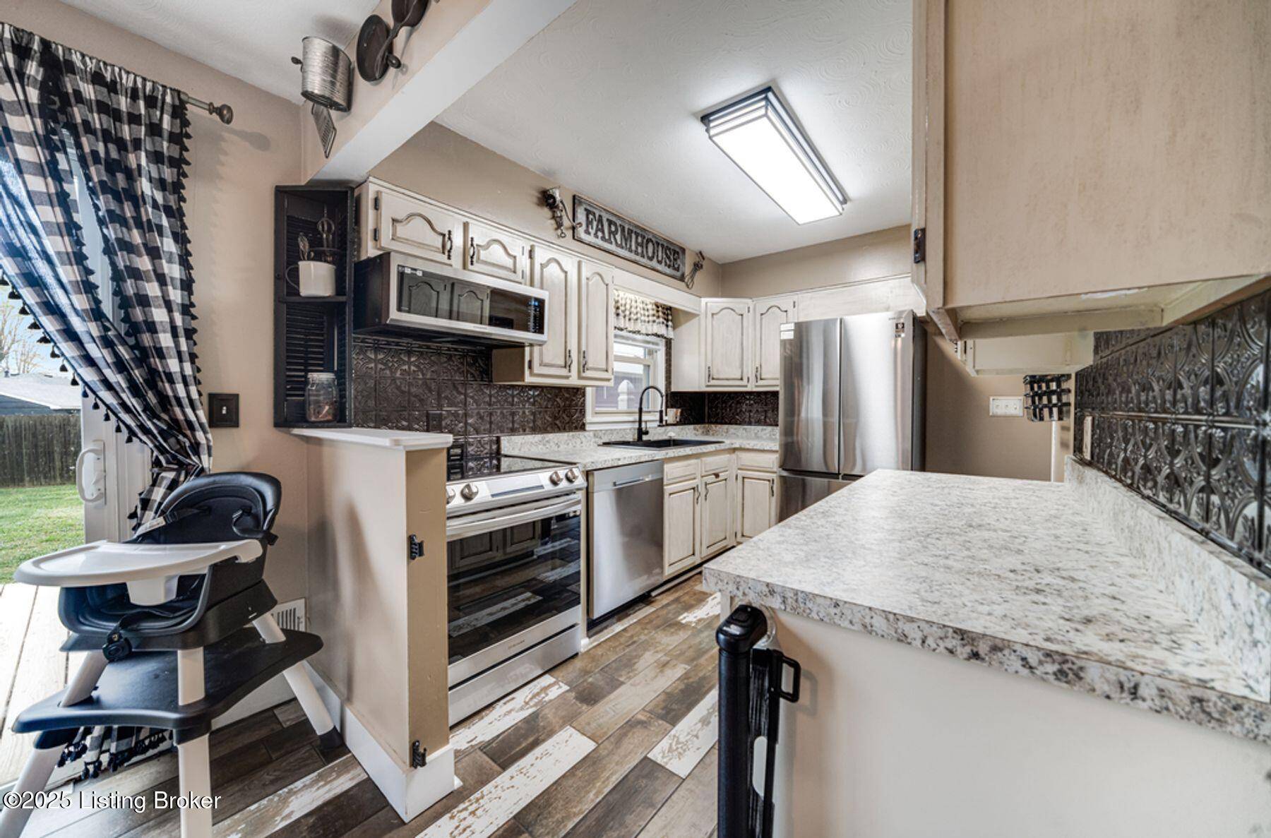 Louisville, KY 40258,8 Thyme Ct