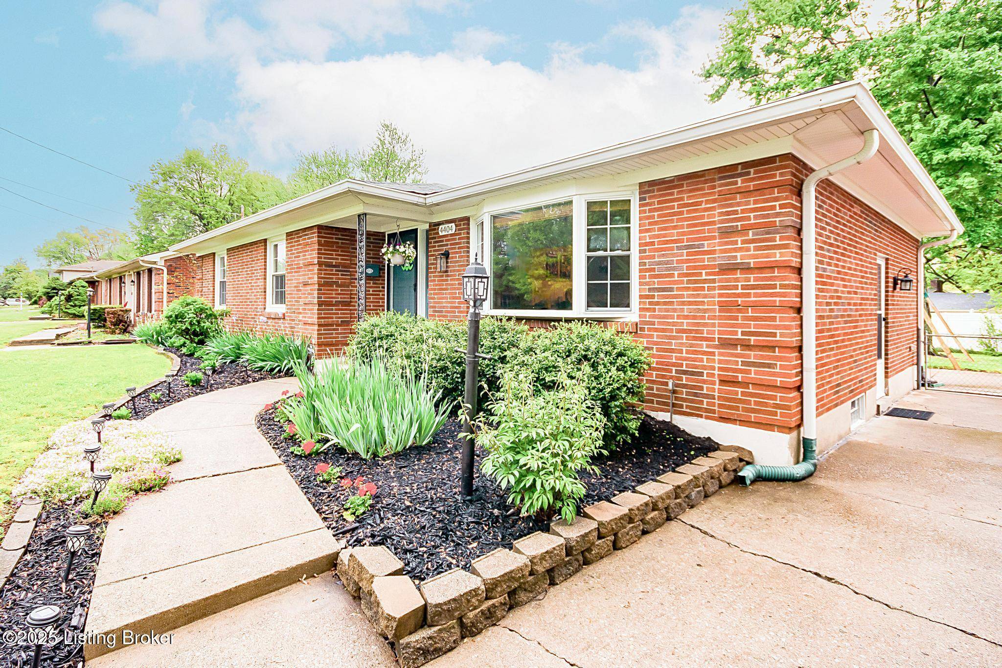Louisville, KY 40220,4404 Manner Dale Dr