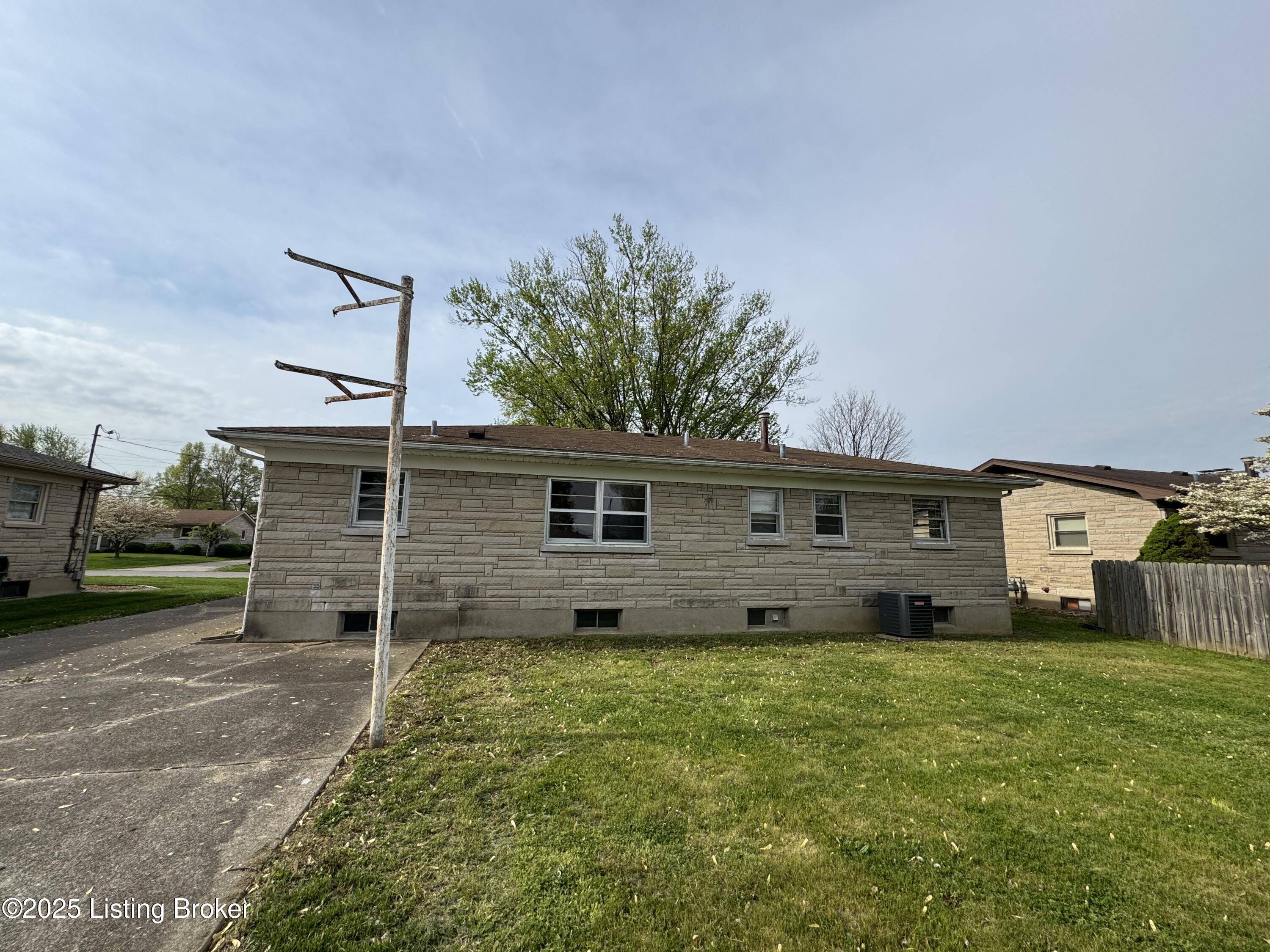 Louisville, KY 40258,5219 Skylight Dr