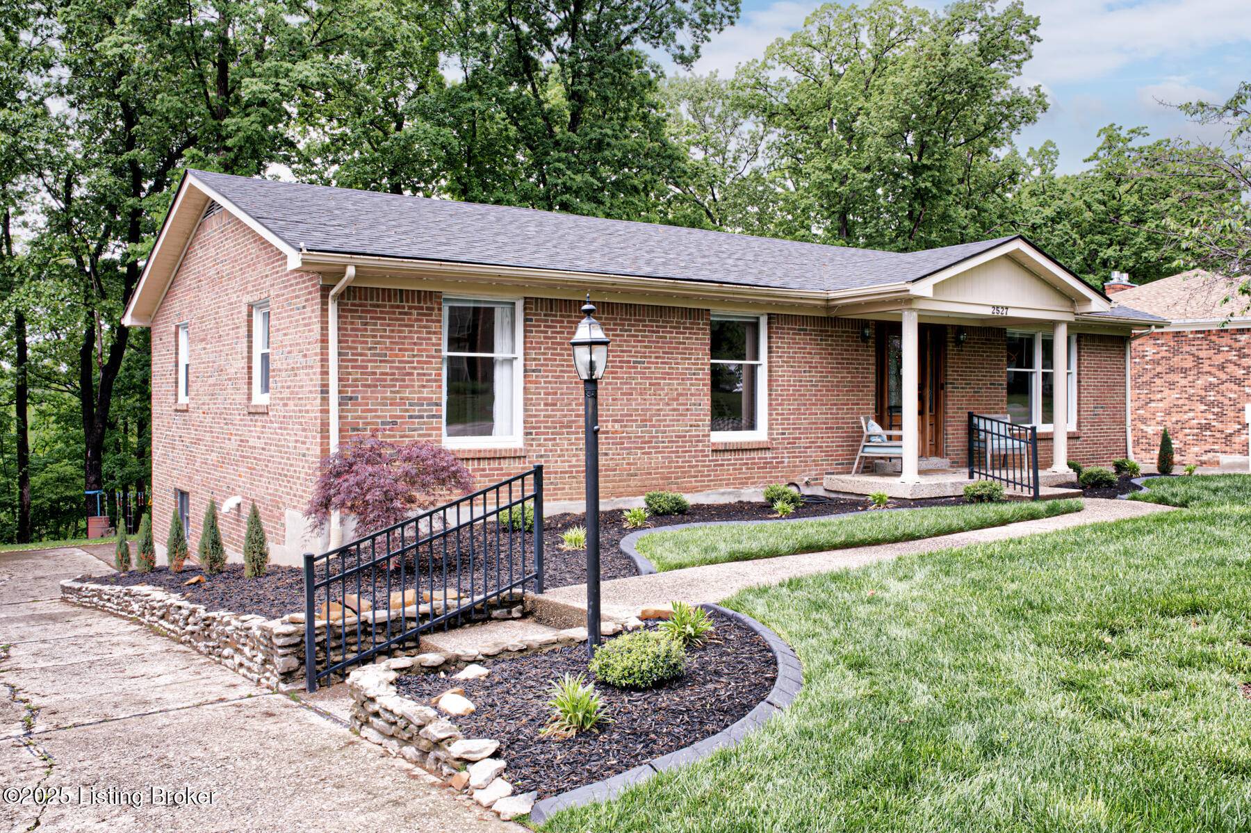 Louisville, KY 40272,2527 Windsor Forest Dr