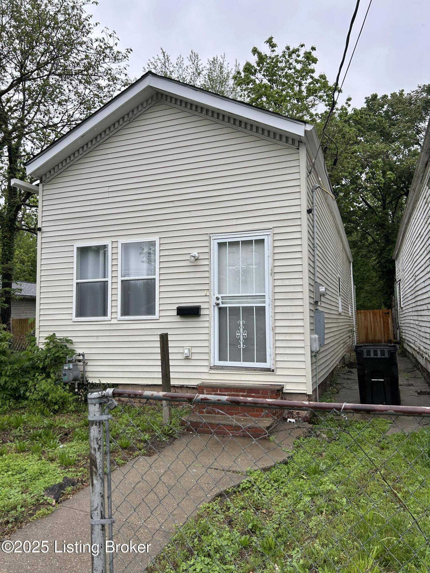 Louisville, KY 40212,2425 Cedar St