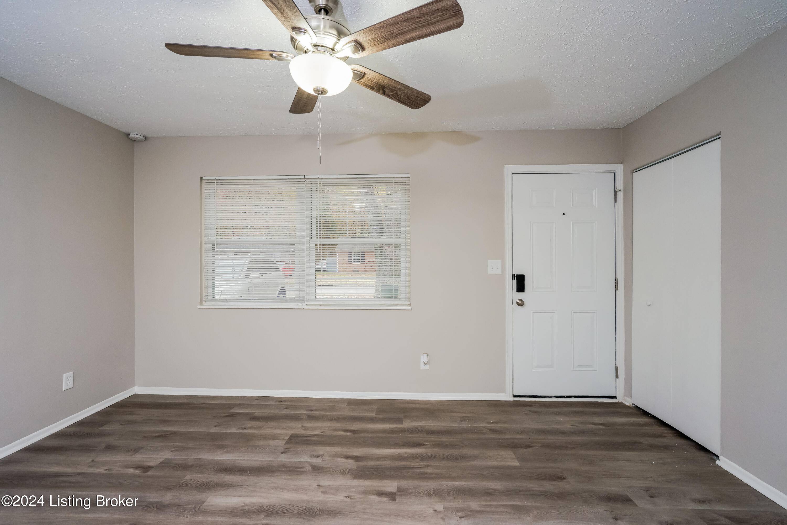 Louisville, KY 40219,8903 Willowcreek Dr