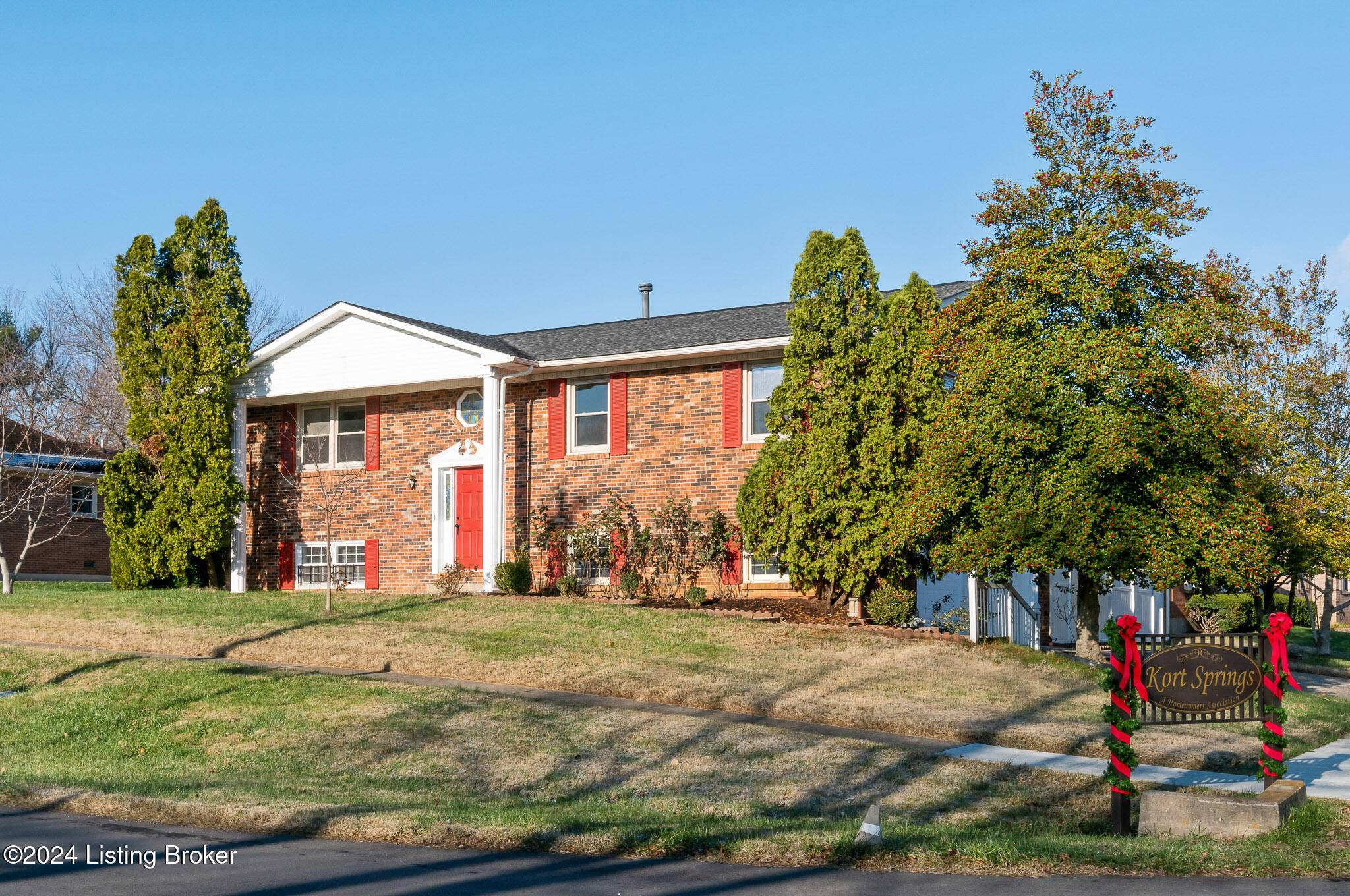 Louisville, KY 40220,3704 Sudbury Ln
