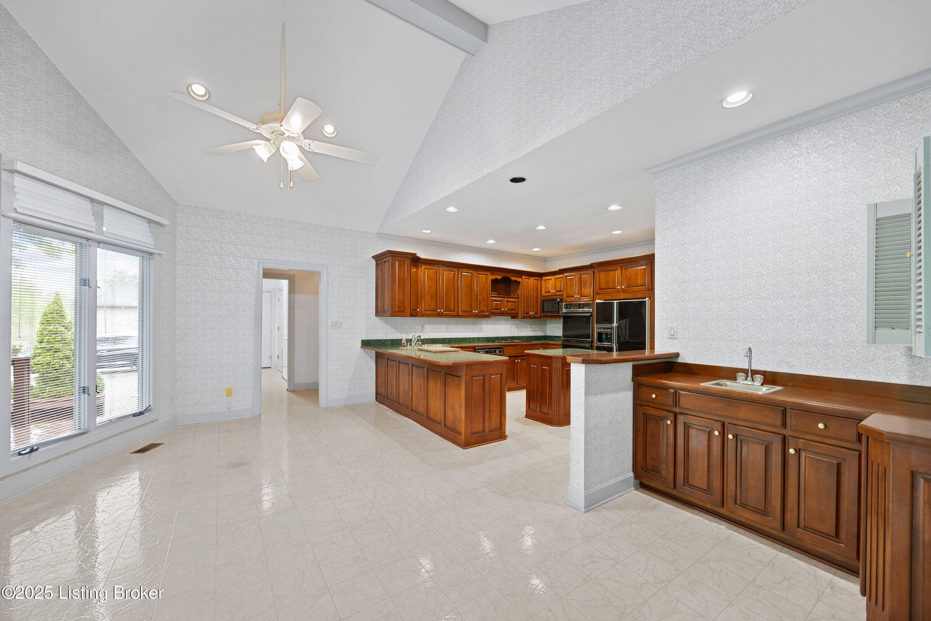 Louisville, KY 40245,12 Oak Tree Ln