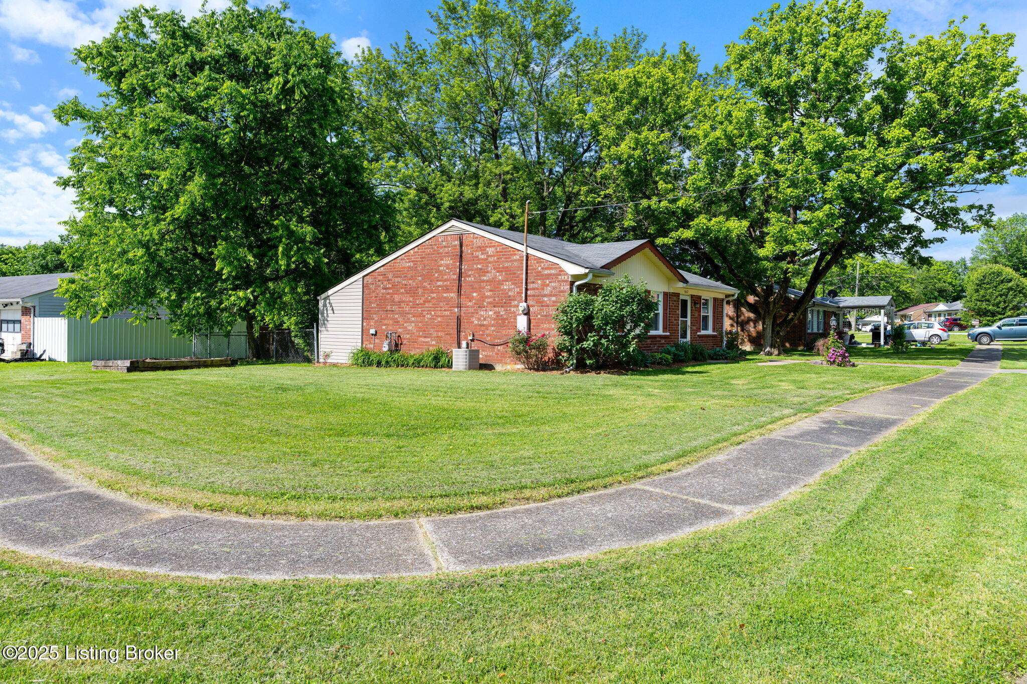 Louisville, KY 40229,5612 Oakridge Pl
