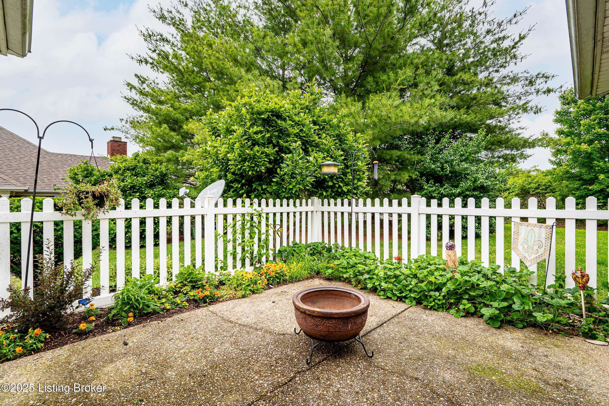 Louisville, KY 40220,4427 Monarchos Dr