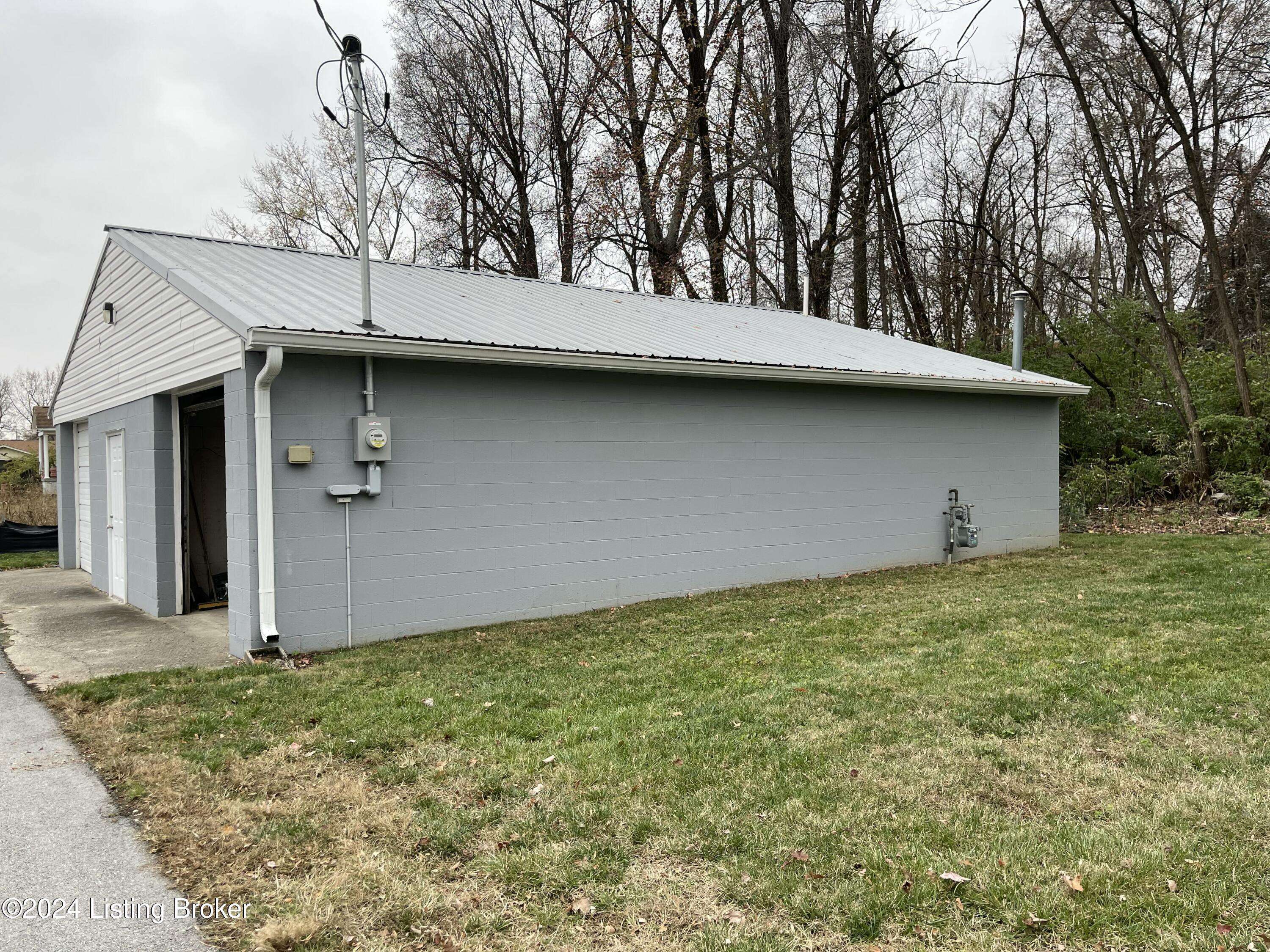 Louisville, KY 40216,4900 Manslick Rd