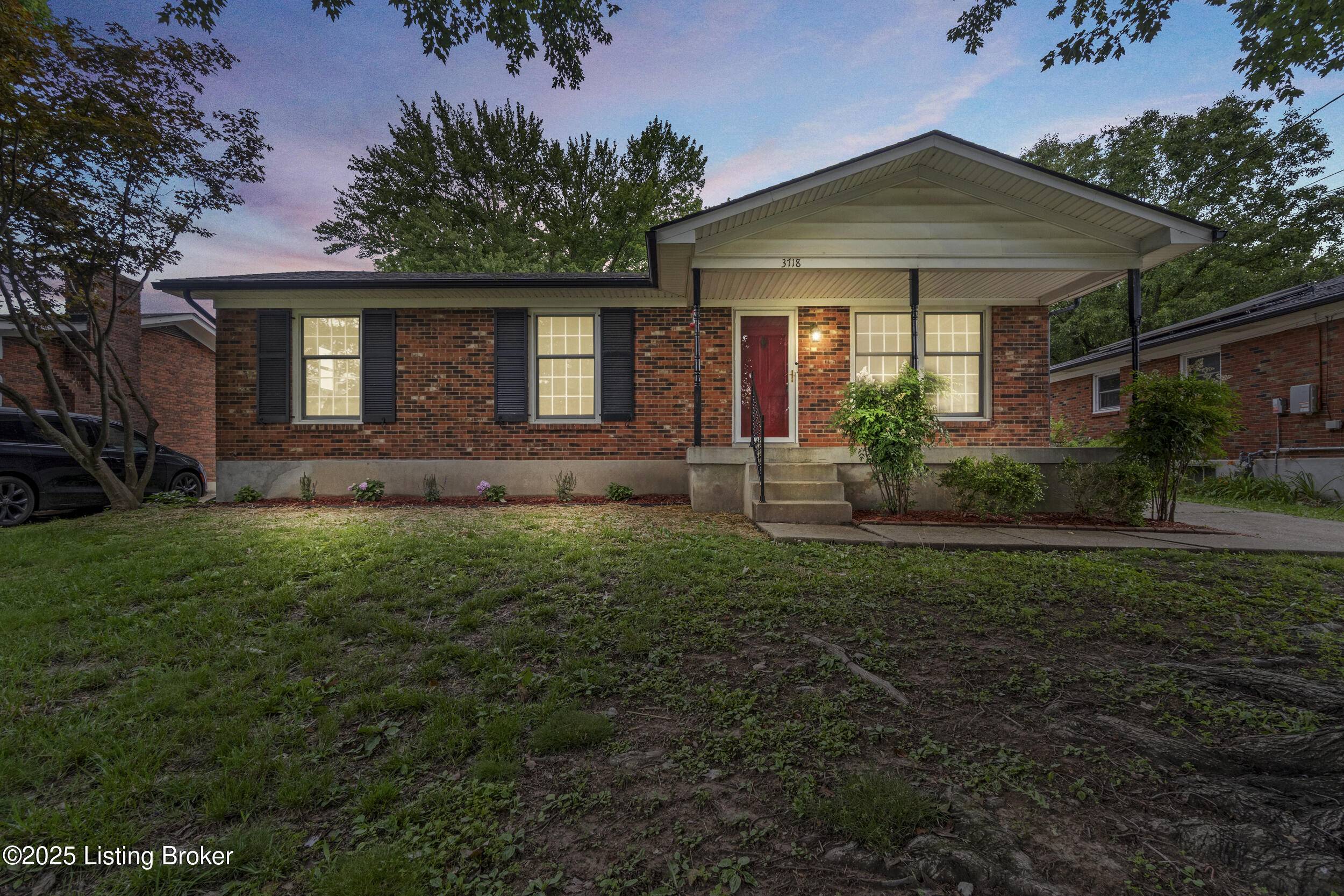 Louisville, KY 40219,3718 Pinecroft Dr