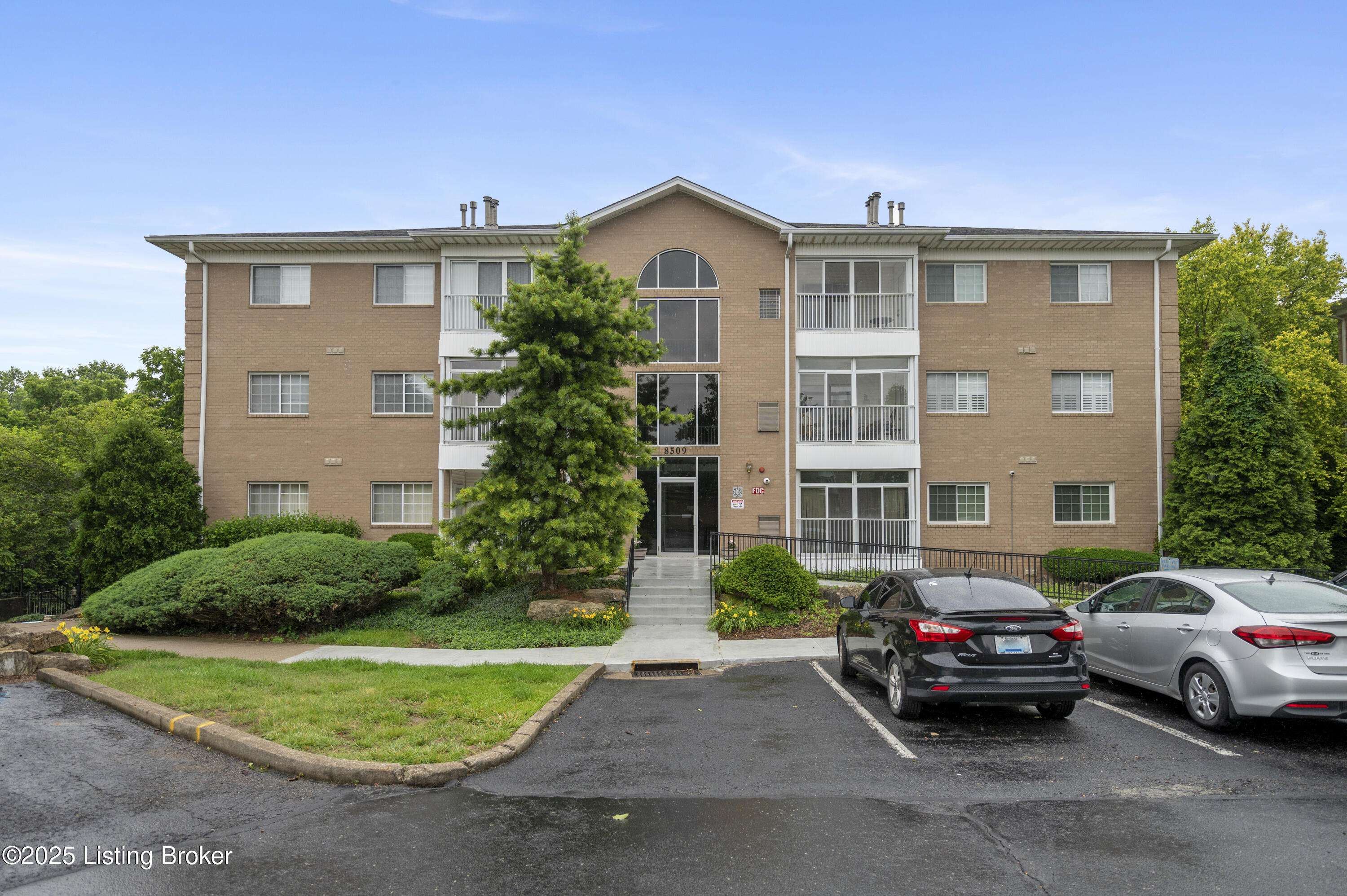 Louisville, KY 40220,8509 Atrium Dr #102