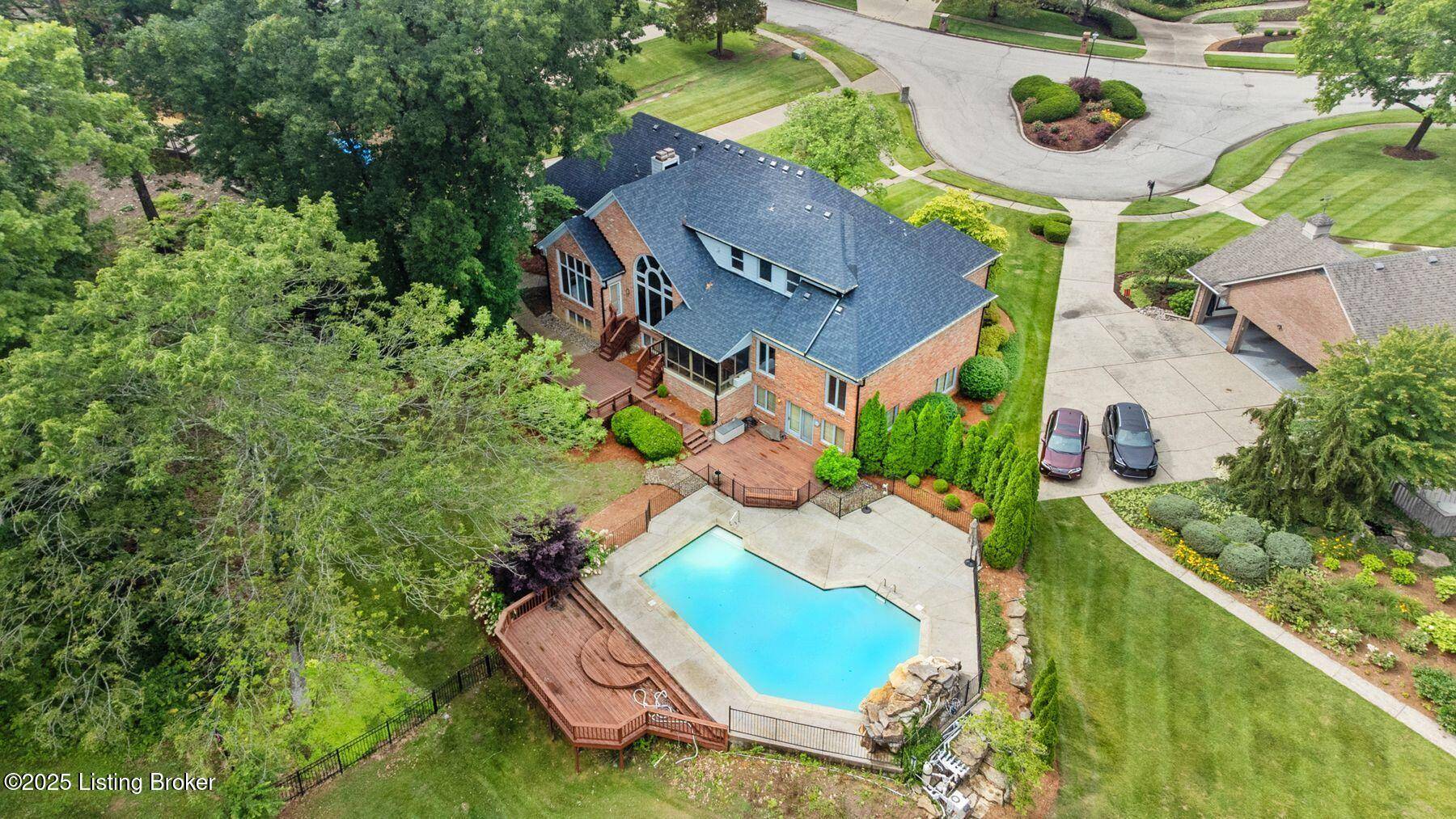 Louisville, KY 40245,527 Woodlake Dr