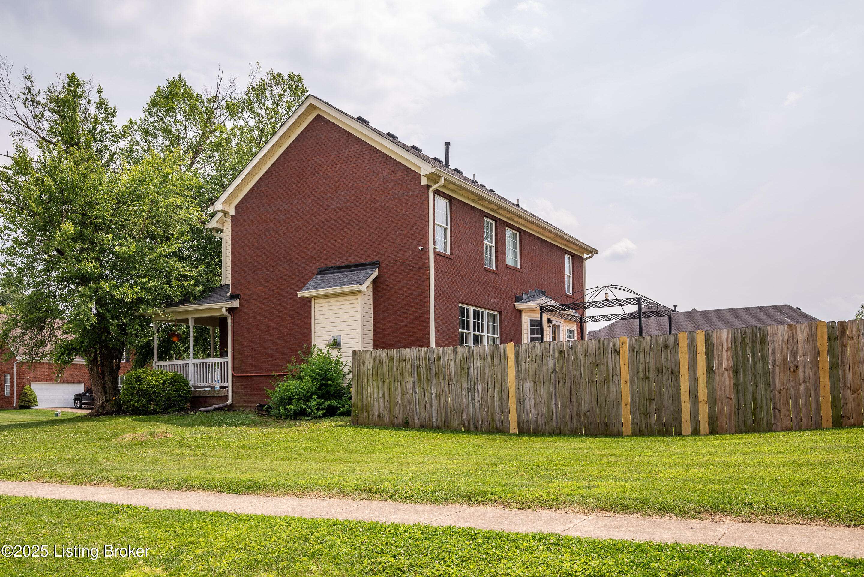 Louisville, KY 40258,8200 Grandfield Way