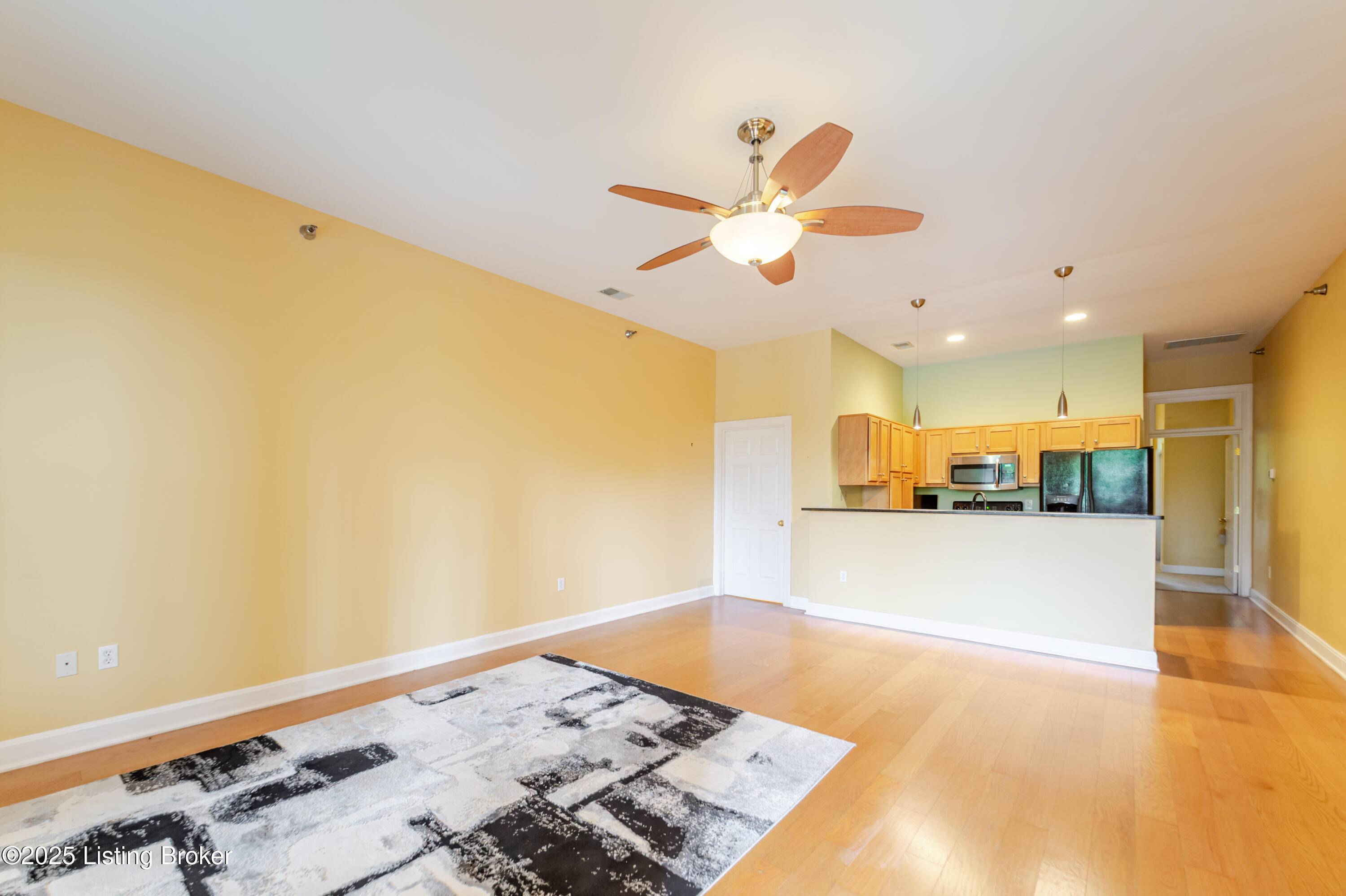 Louisville, KY 40203,900 S 5th St #202