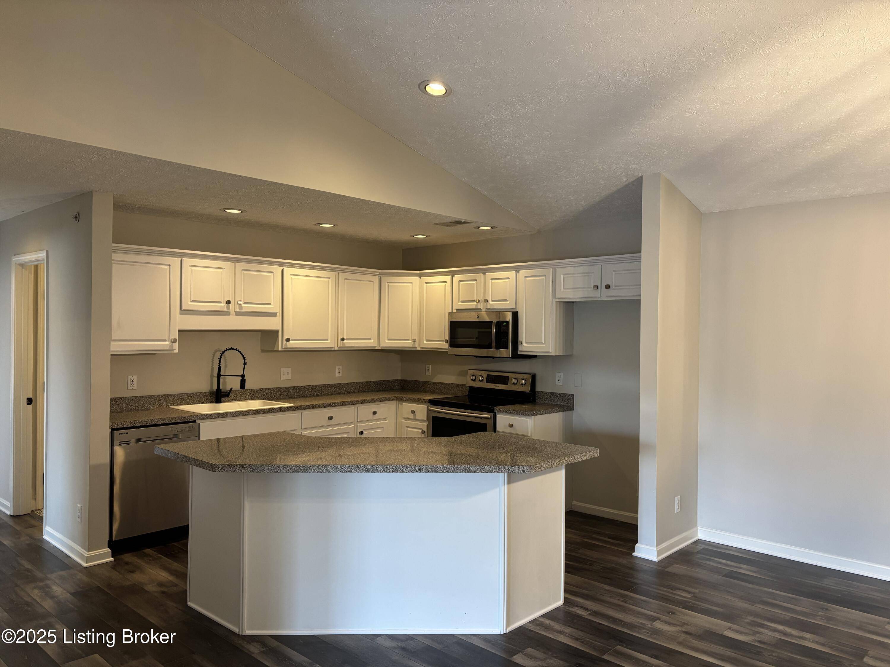 Louisville, KY 40220,8505 Atrium Dr #301