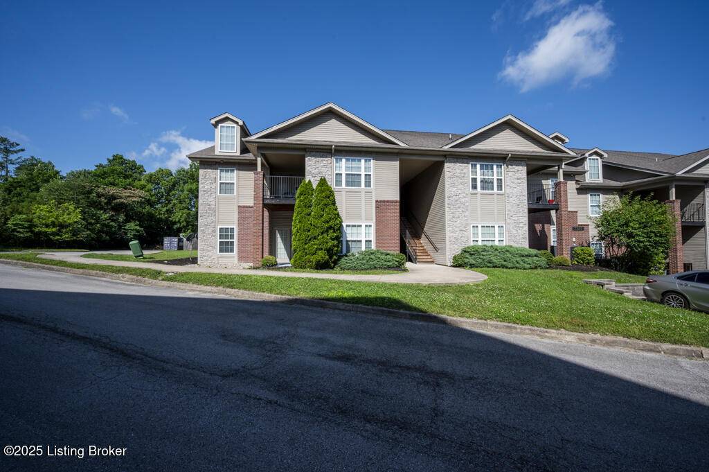 Louisville, KY 40214,7311 St Andrews Wood Cir #108