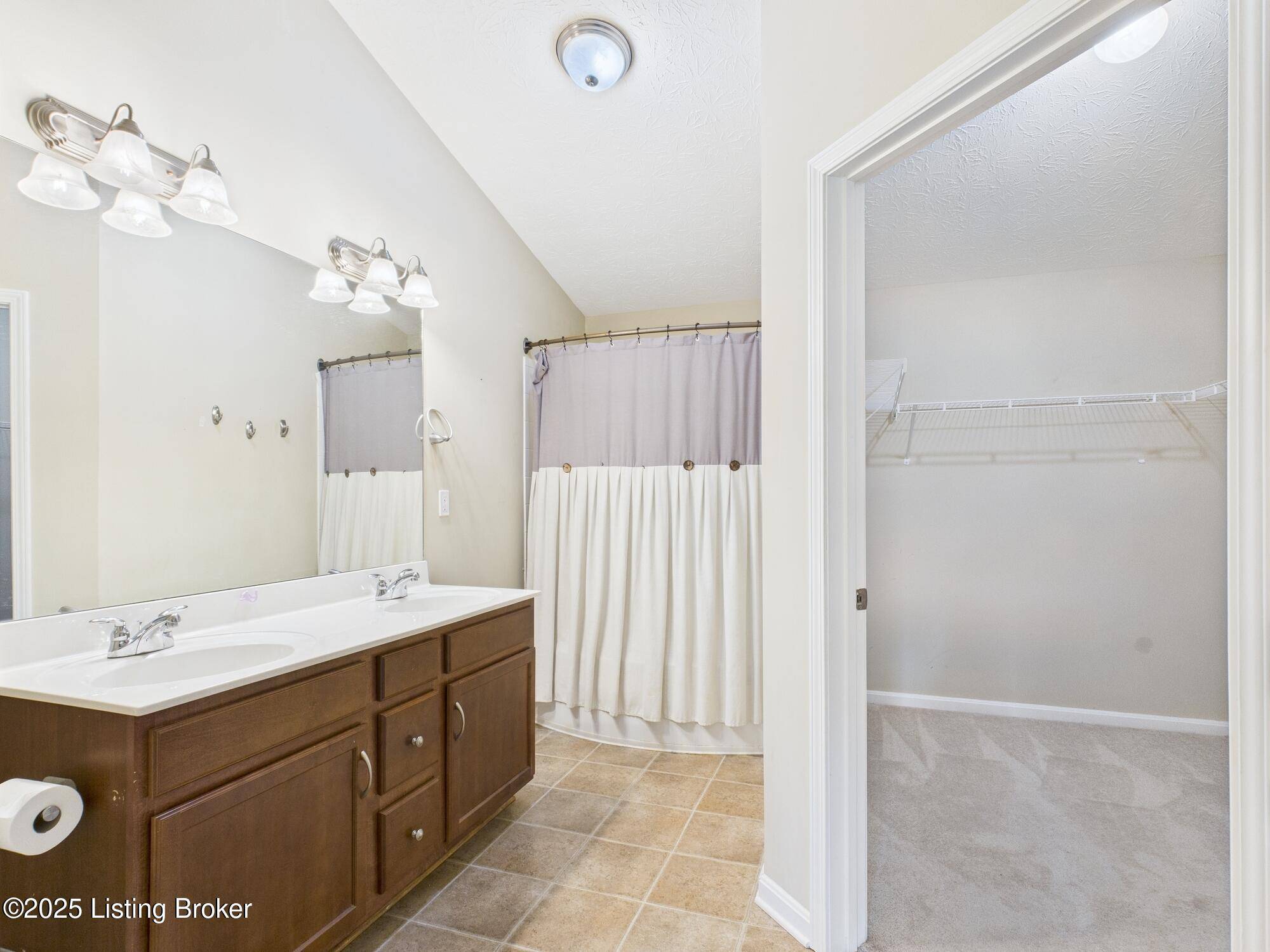 Louisville, KY 40291,9402 Clubview Dr #204