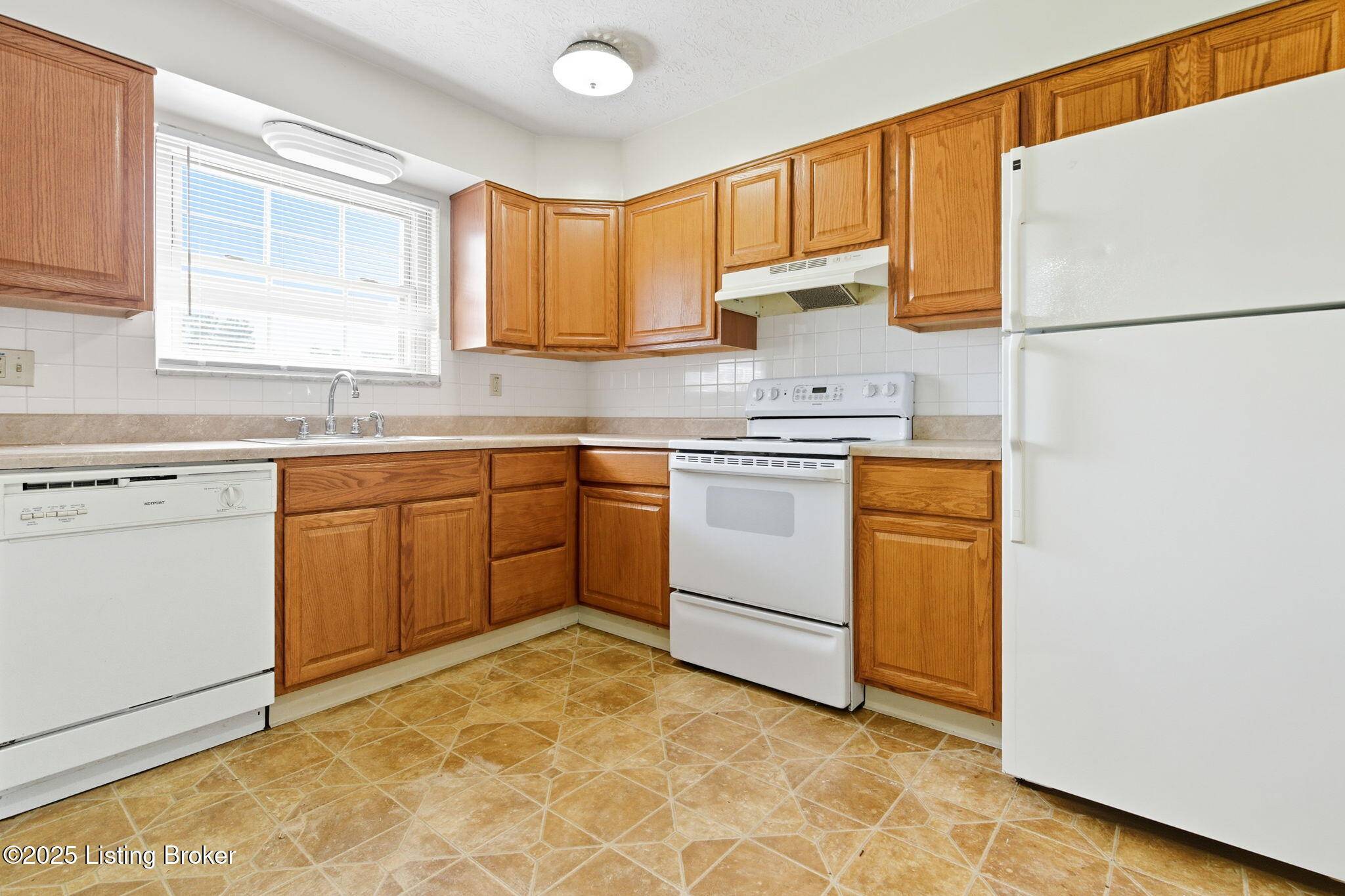 Louisville, KY 40220,7400 Six mile Ln