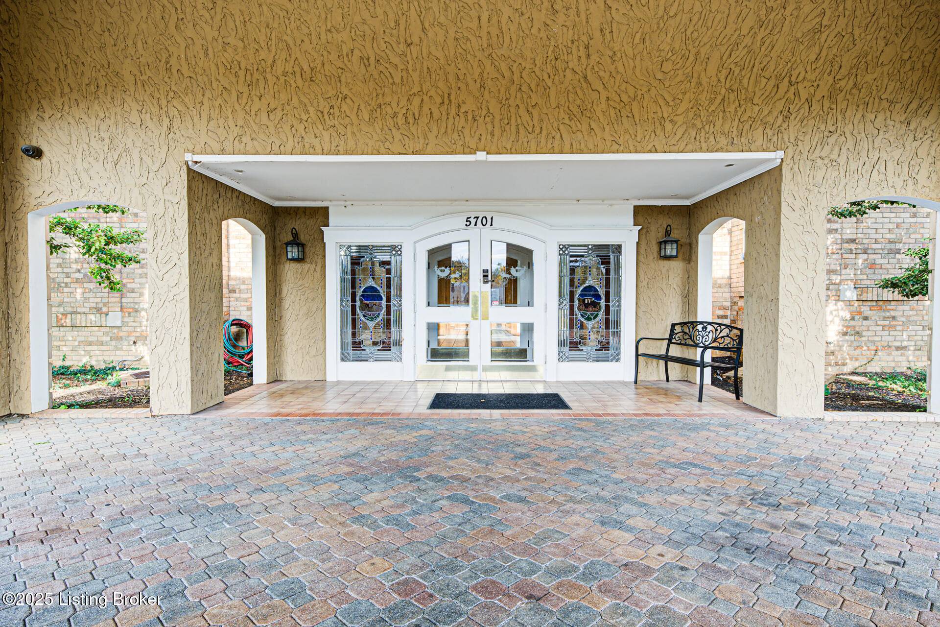 Louisville, KY 40207,5701 Coach Gate Wynde #APT 58B