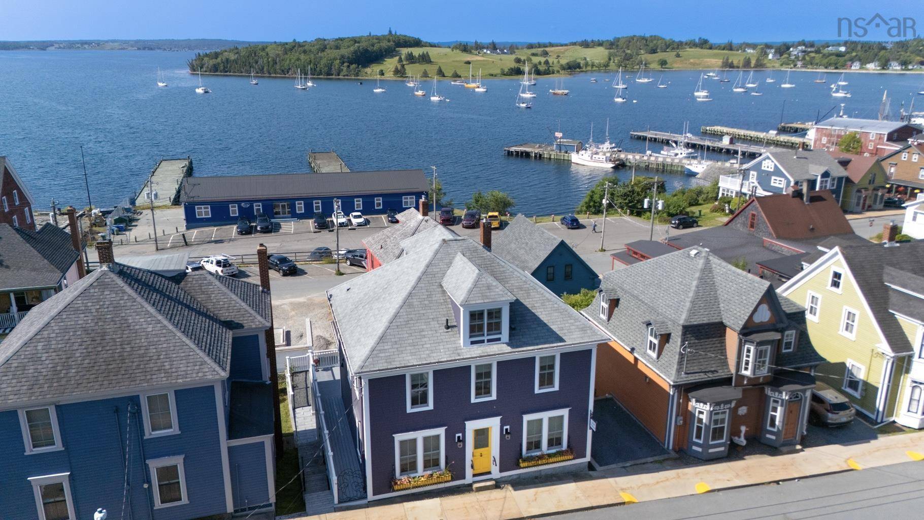 Lunenburg, NS B0J 2C0,208 Pelham St