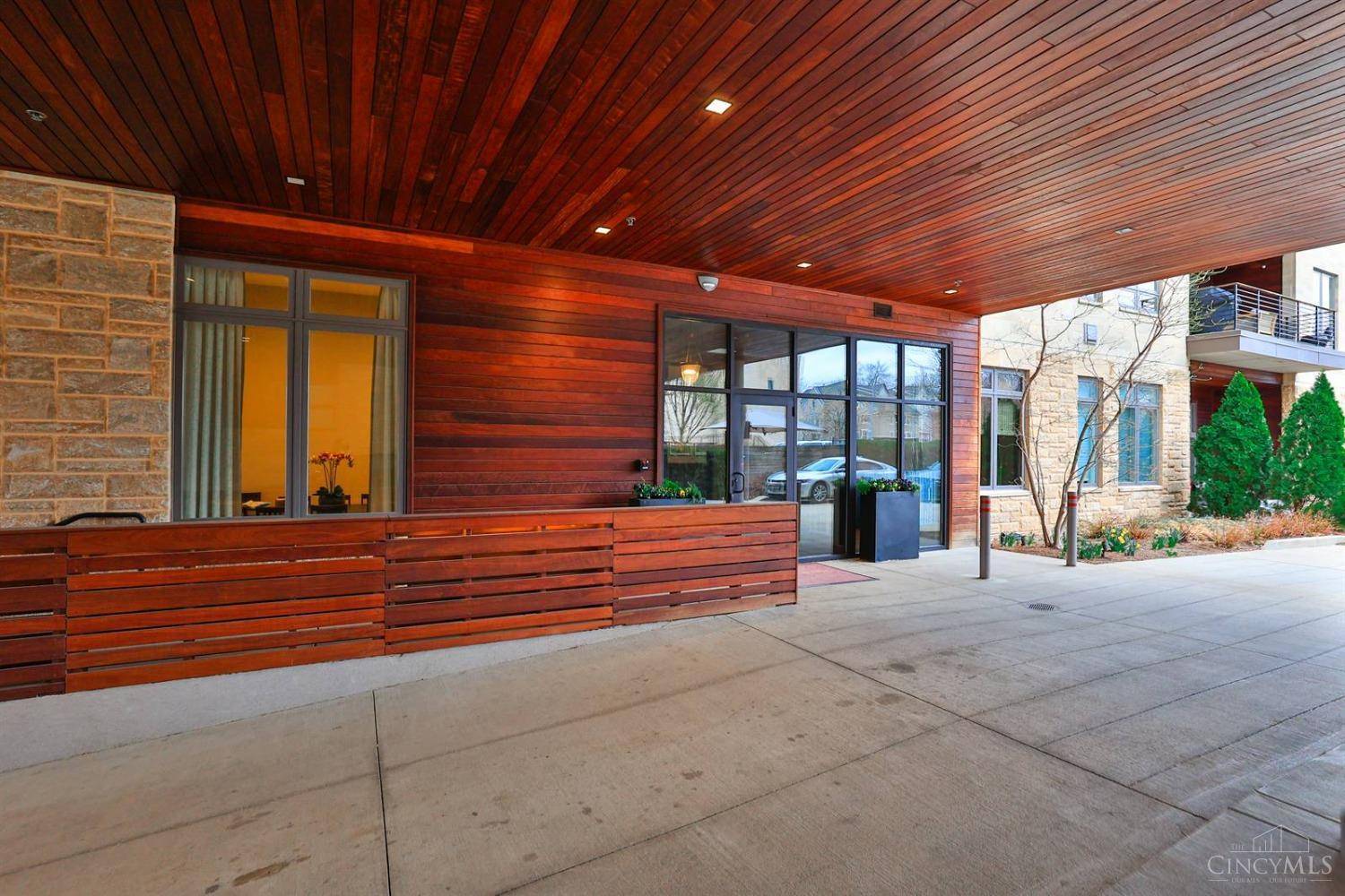 Cincinnati, OH 45208,2770 Observatory Ave #102