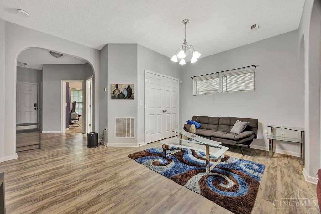 Greenhills, OH 45218,6 Dewitt St
