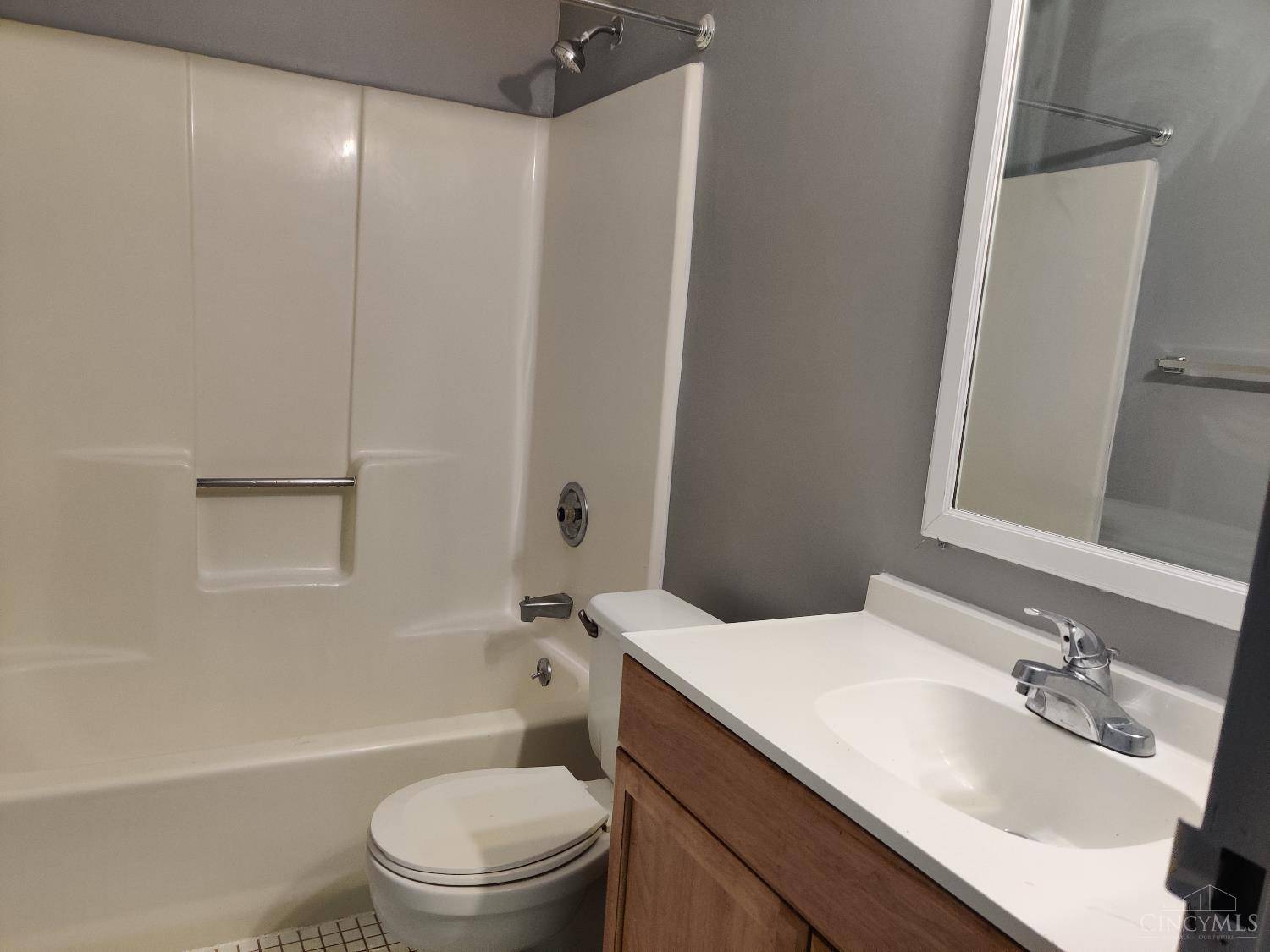 Cincinnati, OH 45220,521 W Martin Luther King Dr #29
