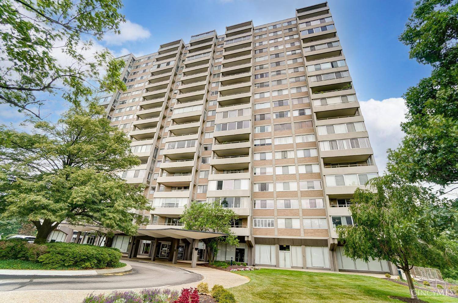 Cincinnati, OH 45208,2324 Madison Rd #204
