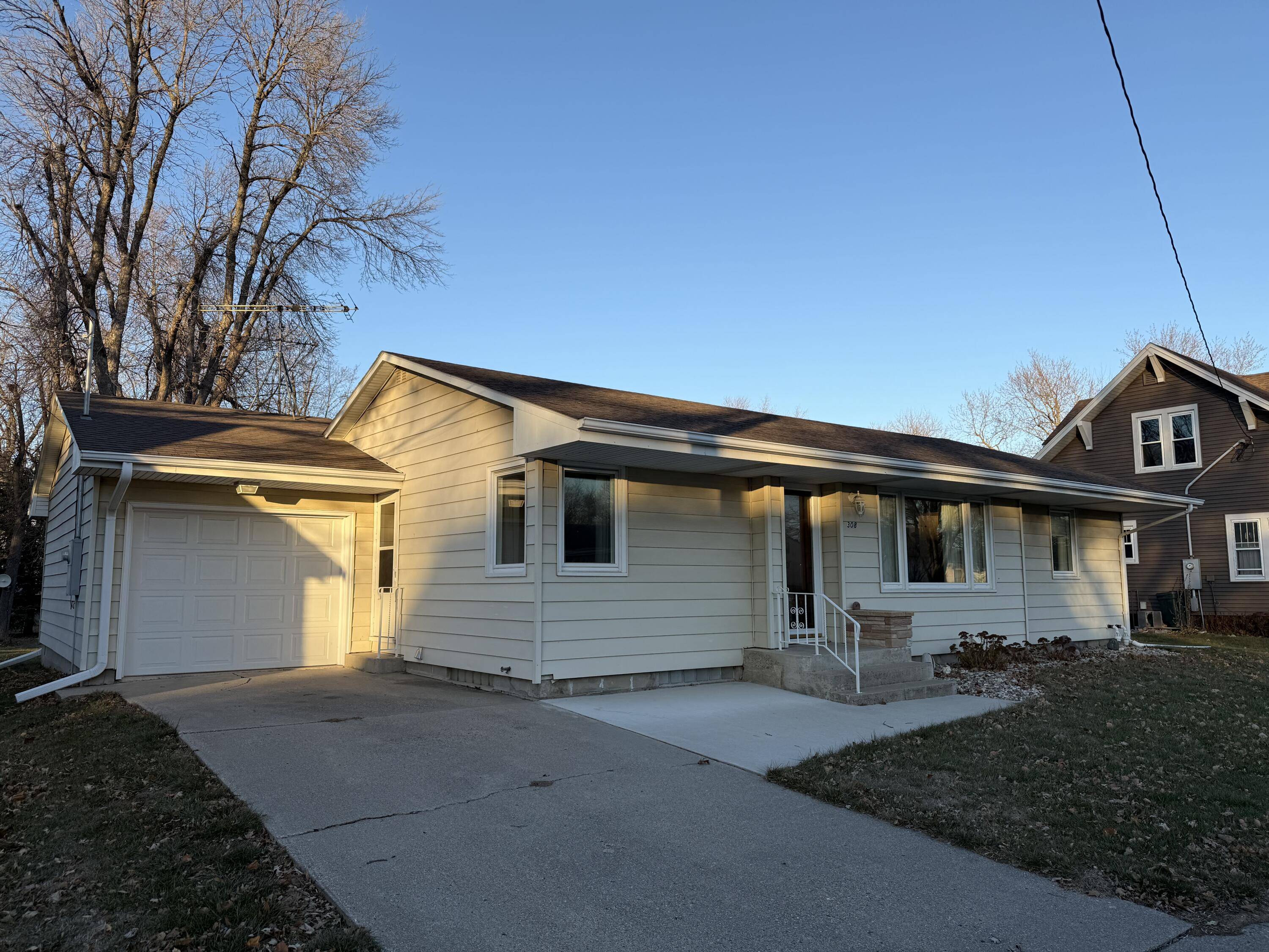 Lytton, IA 50561,308 4th ST