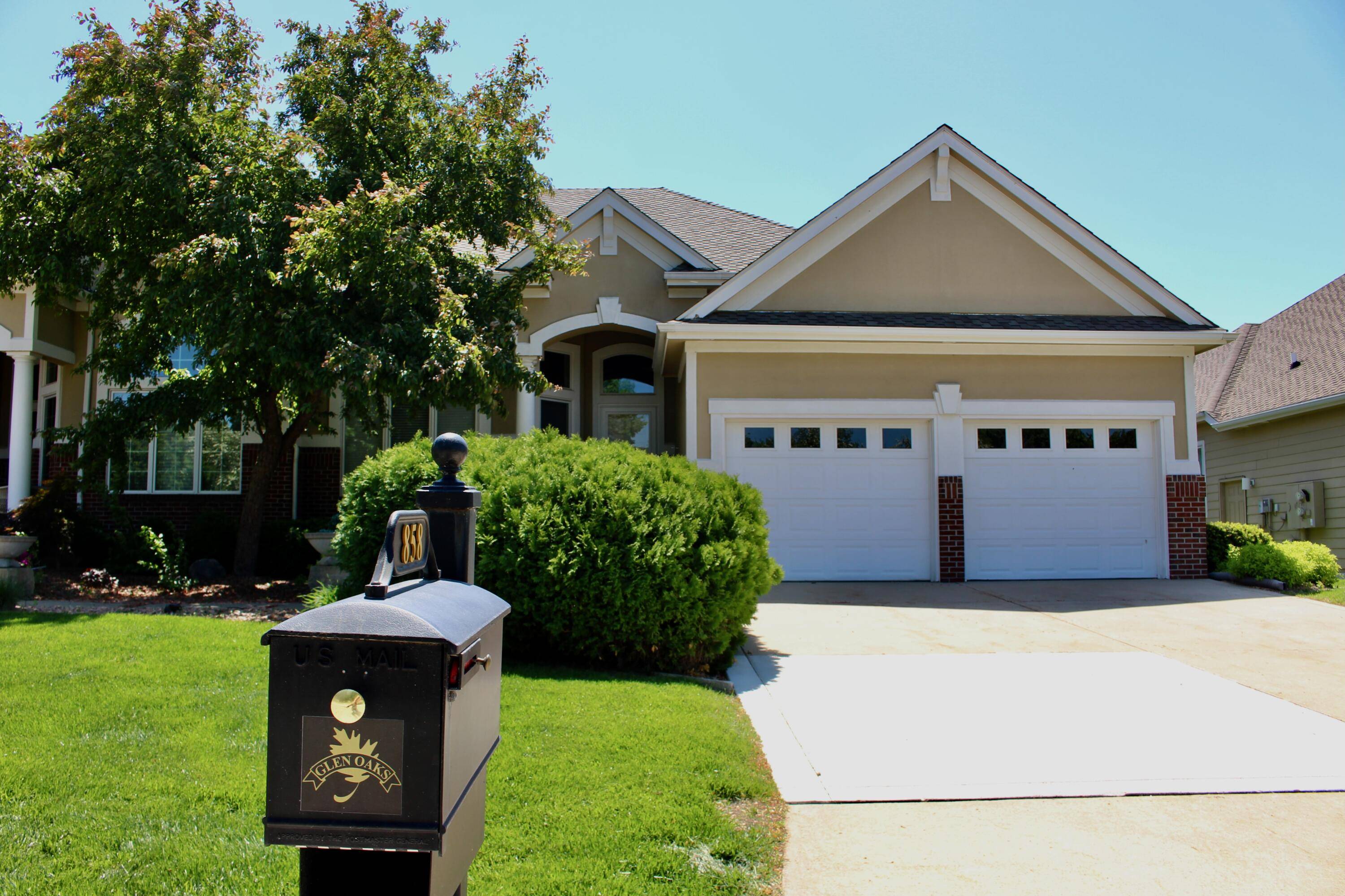 West Des Moines, IA 50266,858 Burr Oaks DR