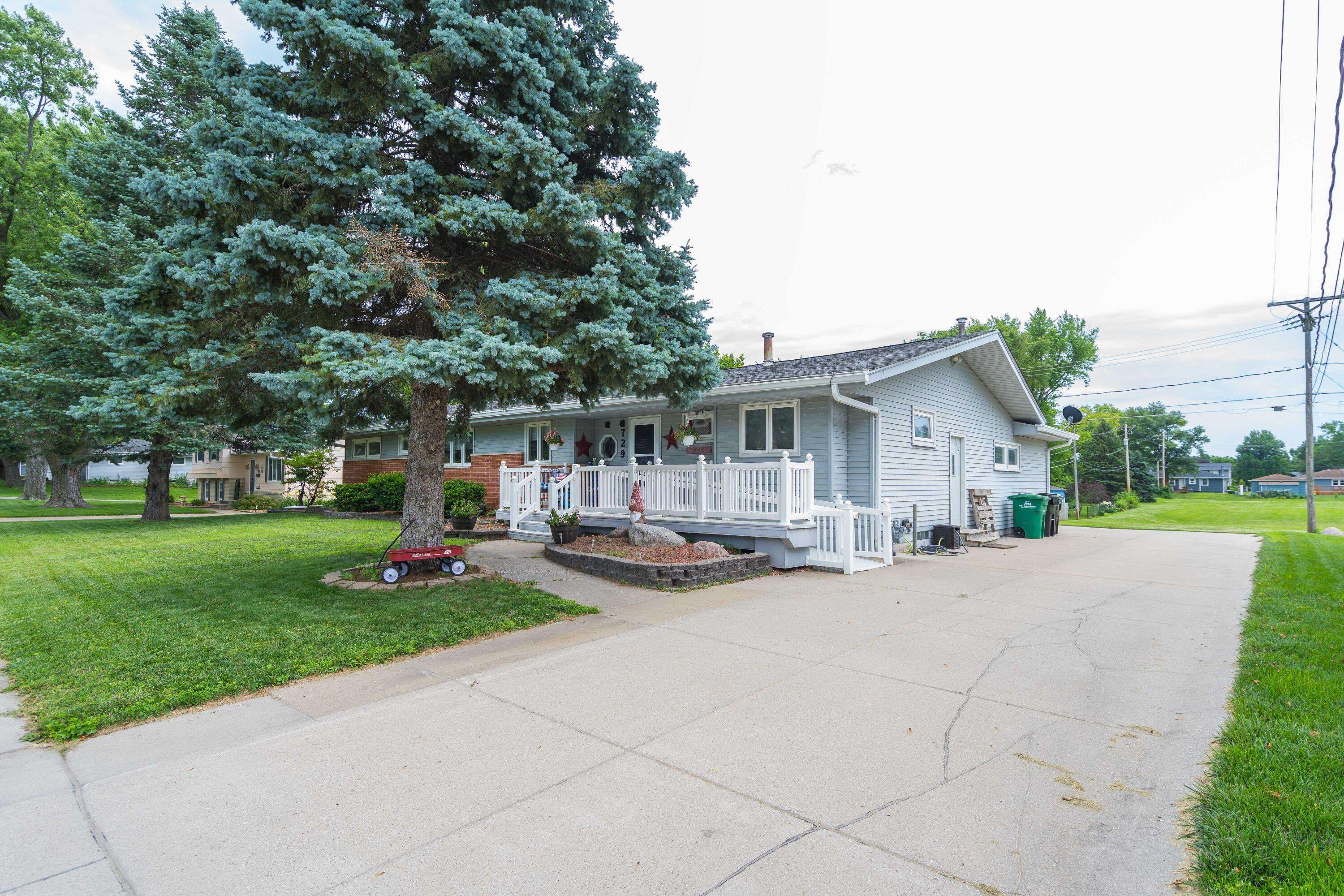 Ankeny, IA 50021,729 SE 3rd ST