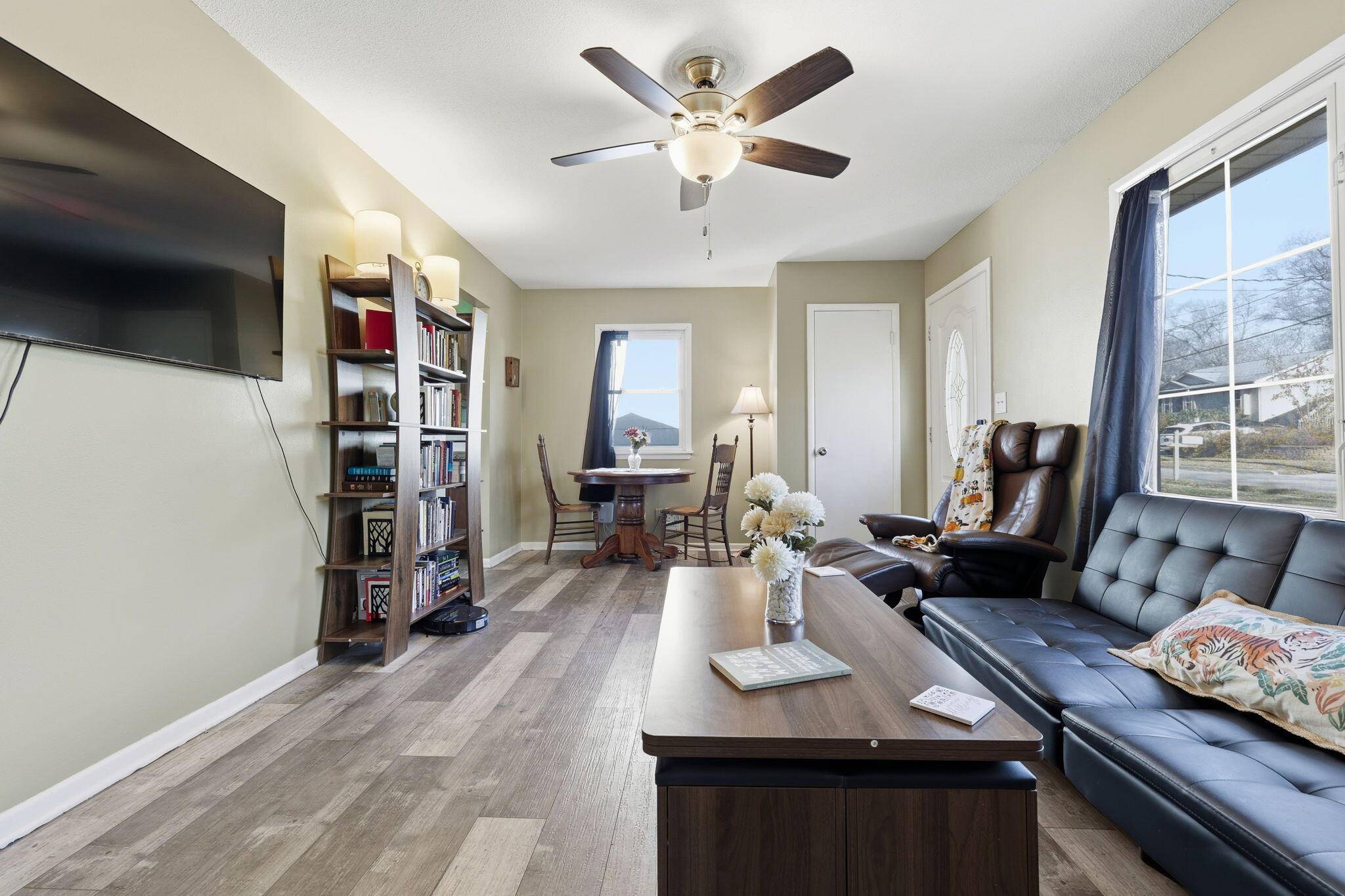 Des Moines, IA 50317,2404 E 37th CT