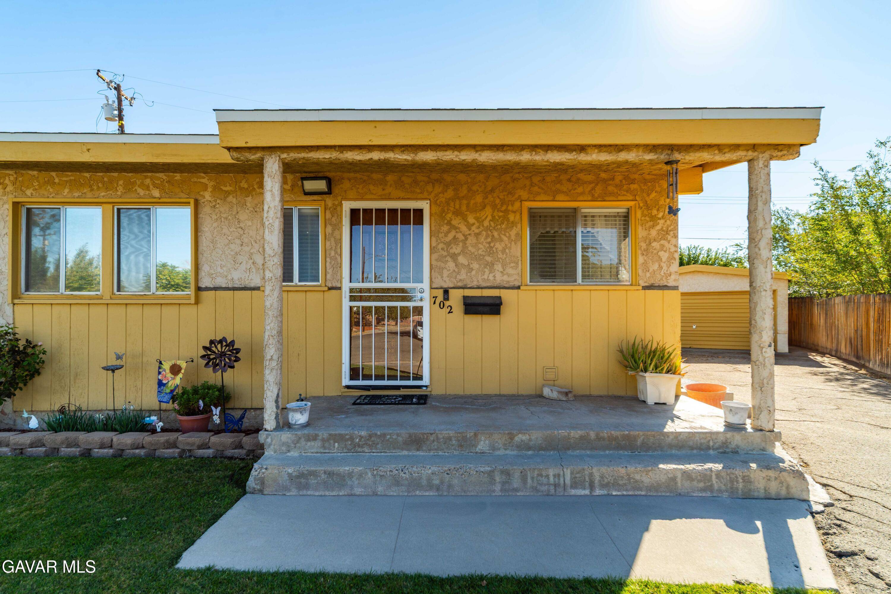 Lancaster, CA 93534,702 W W. Avenue H9