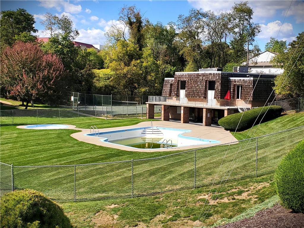 Moon/crescent Twp, PA 15108,912 Forest Green Dr