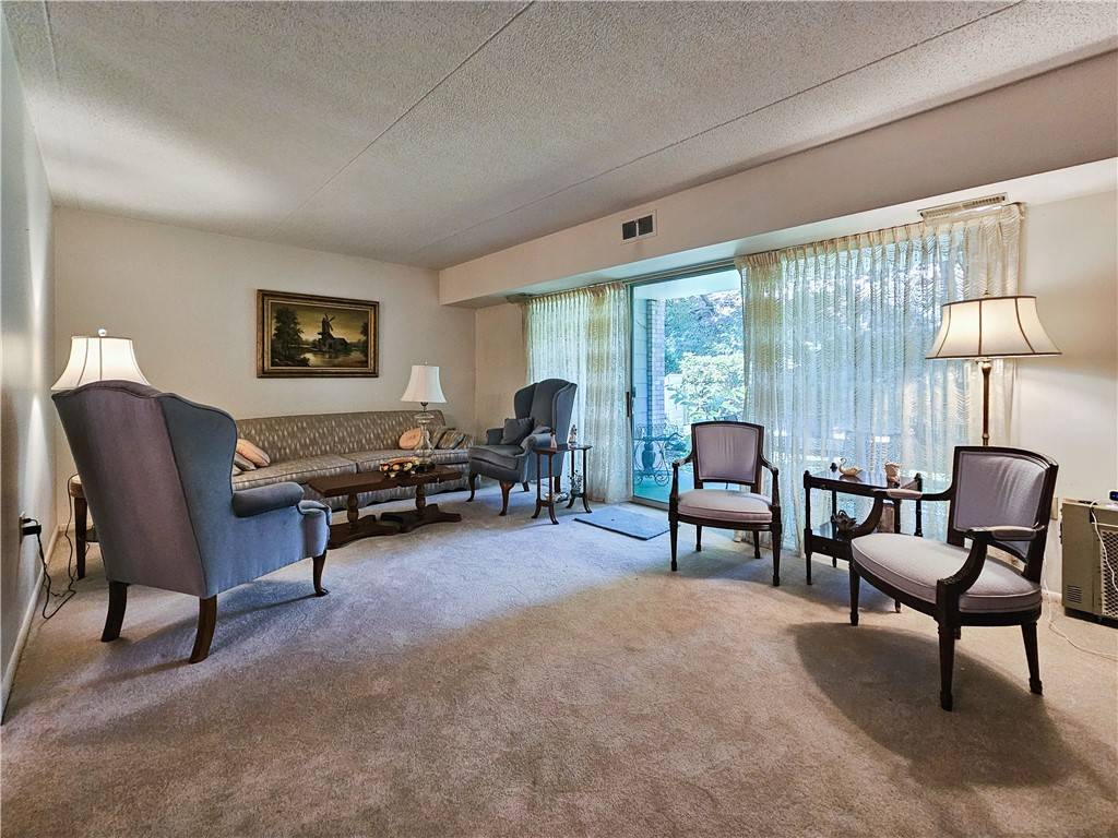 PA 15220,2120 Greentree Rd. #209E