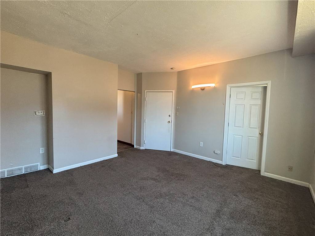 Swissvale, PA 15218,1935 Delaware Ave #101