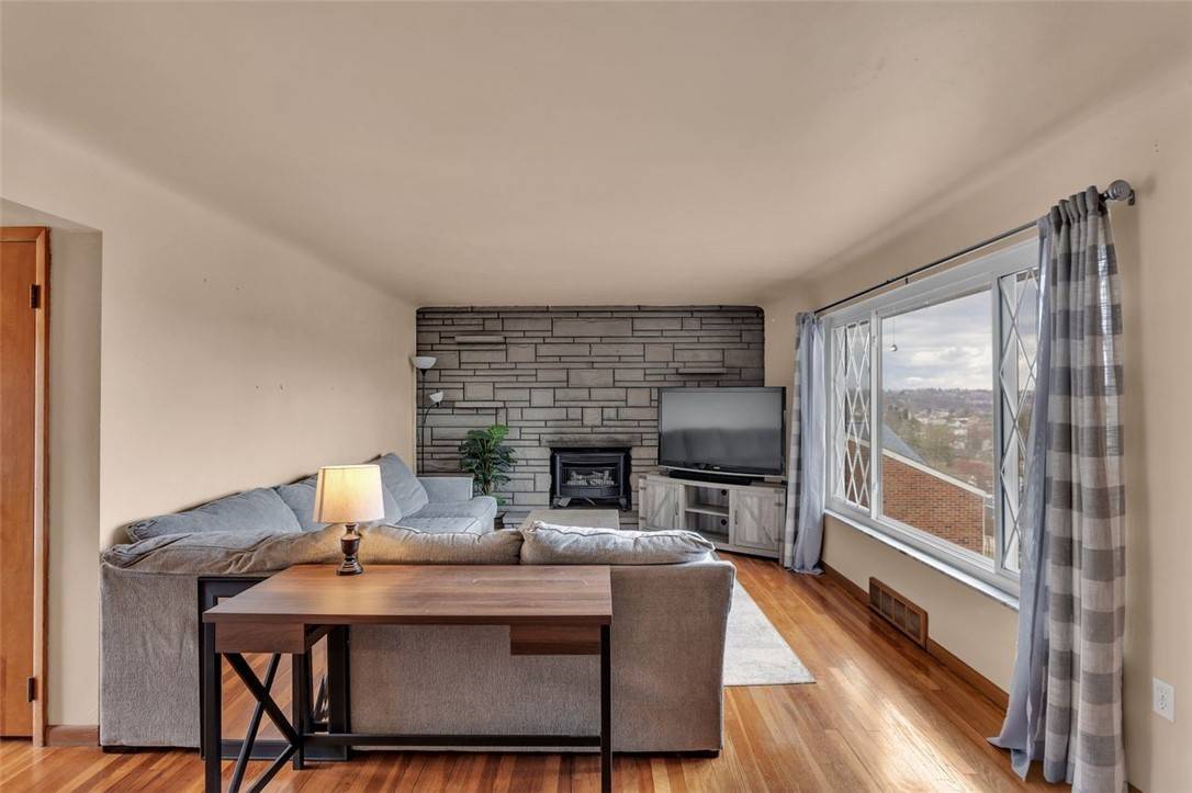 Houston, PA 15342,832 Regent St