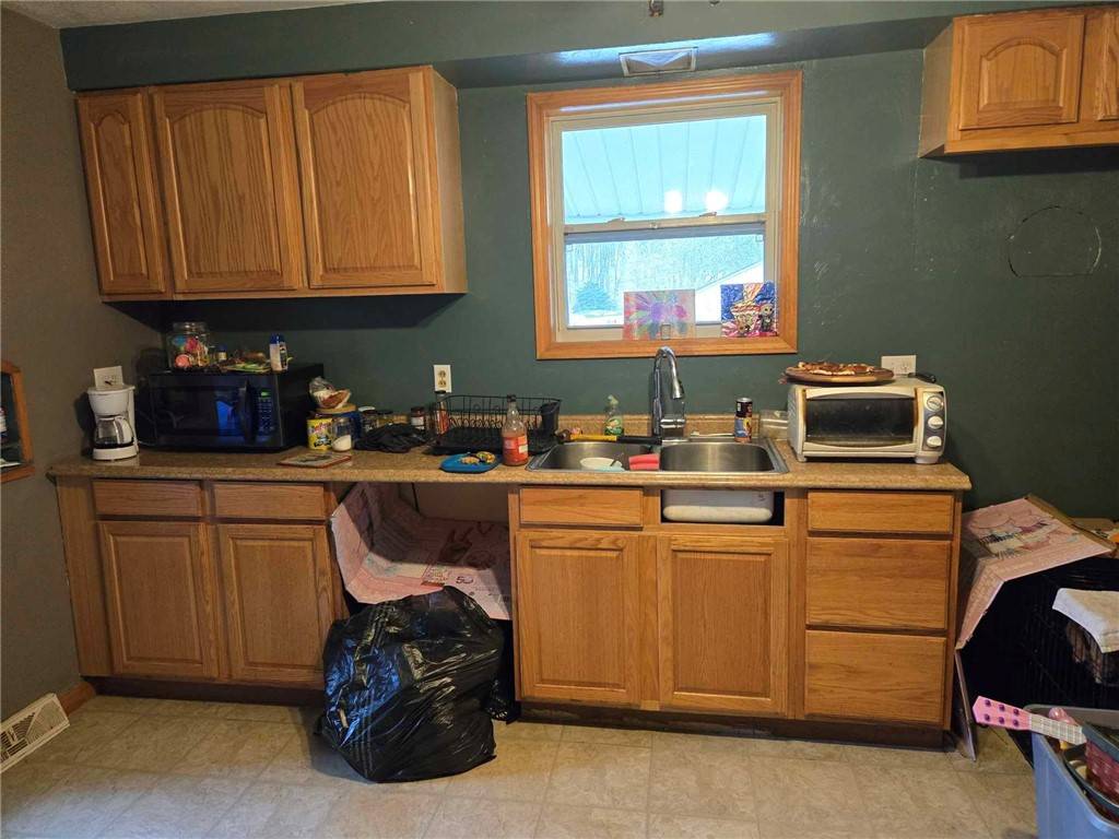 PA 16050,104 Forrest St