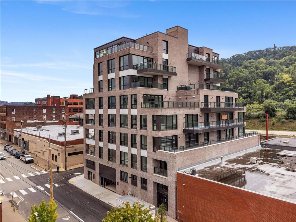Downtown Pgh, PA 15222,2330 Penn Ave #303