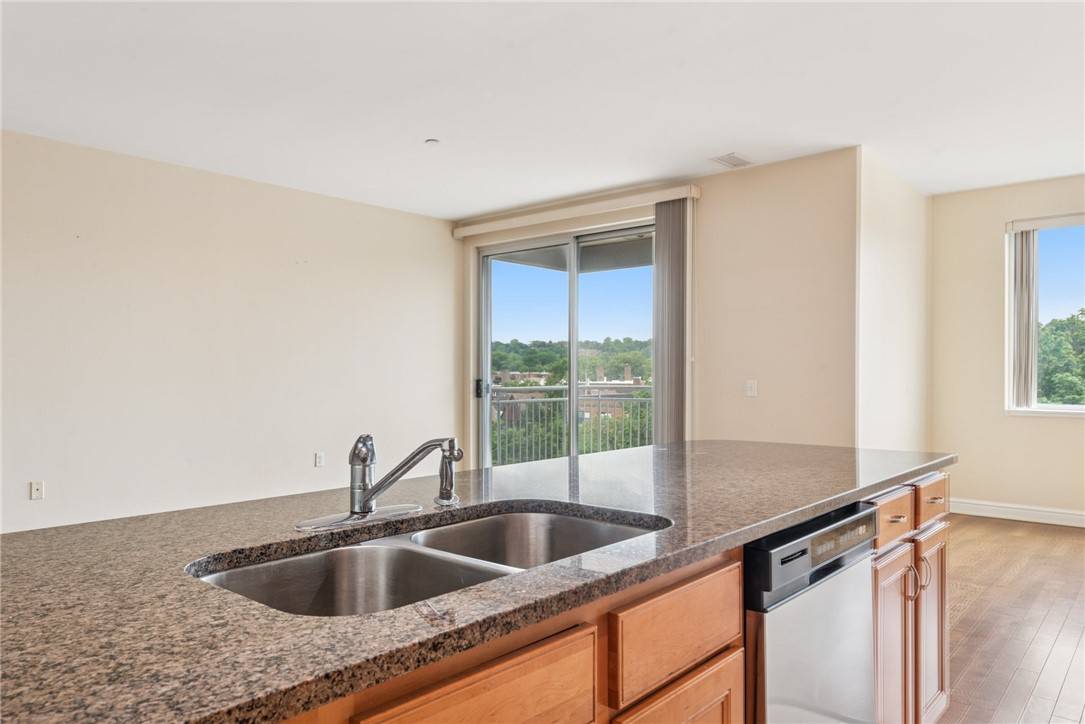 Shadyside, PA 15232,5570 Centre Ave #306