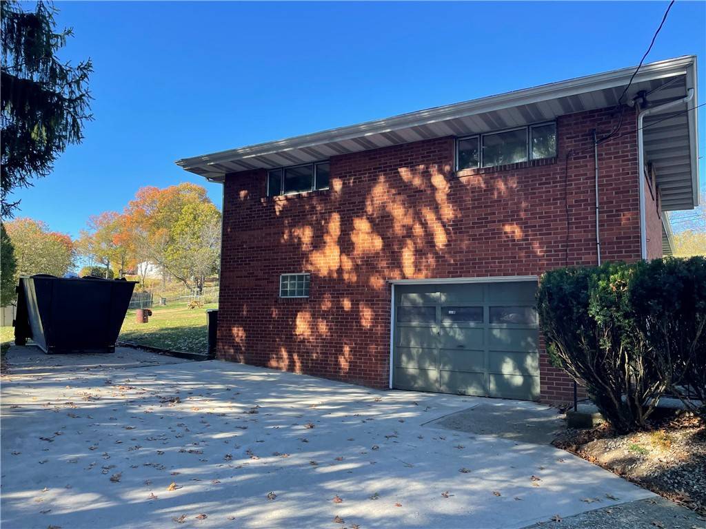 Rostraver, PA 15012,215 Crest Ave.