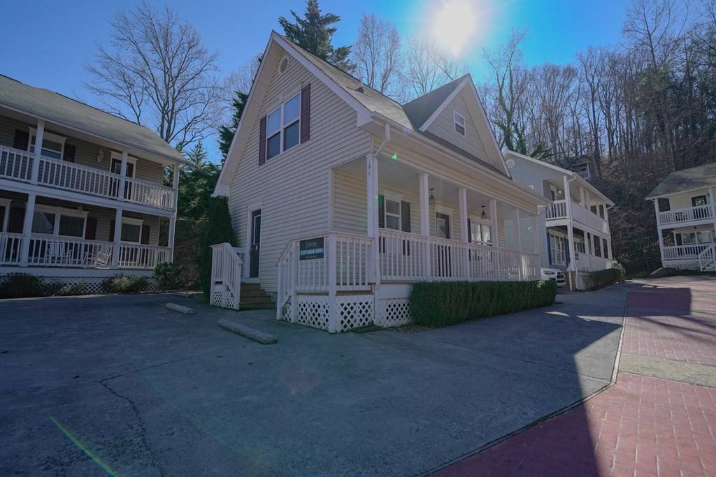 Gatlinburg, TN 37738,146 Roaring Fork RD