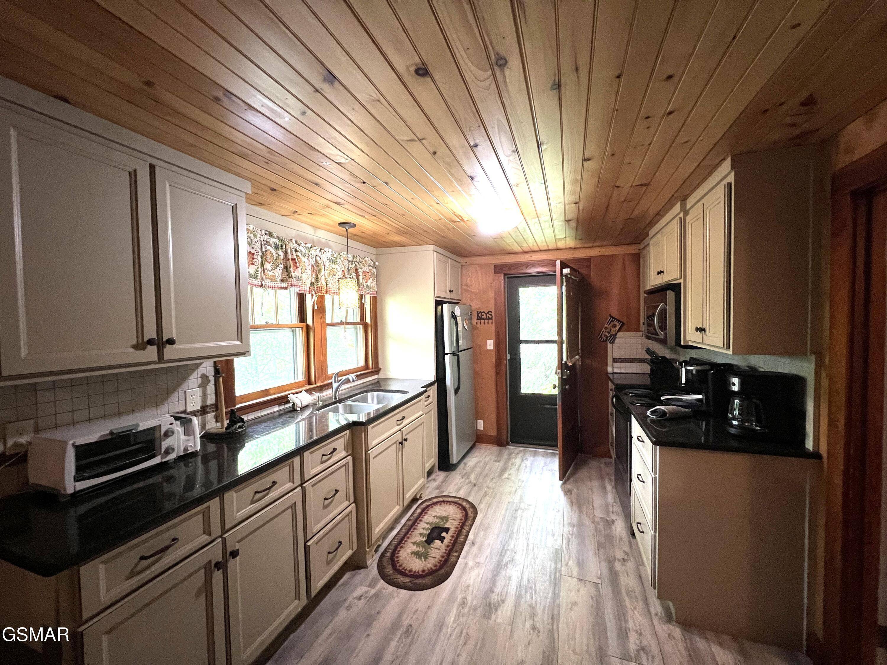 Gatlinburg, TN 37738,222 Poplar LN